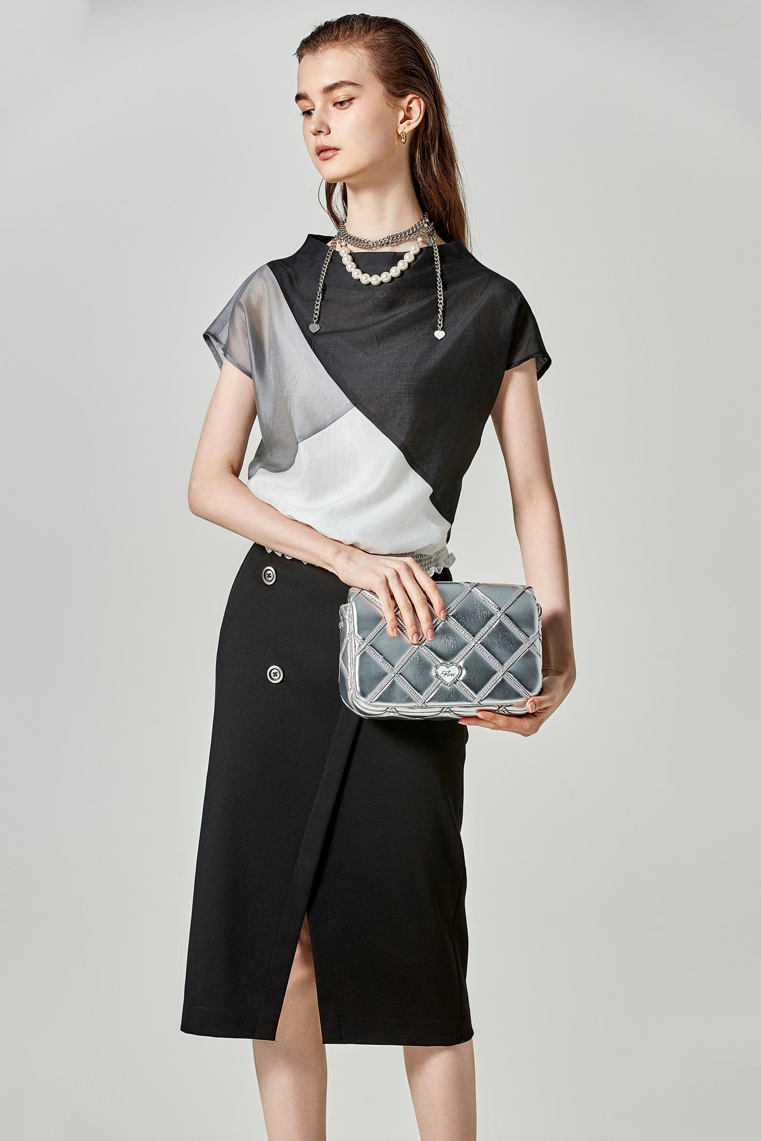 高雅黑白灰拼接絲棉上衣高雅黑白灰拼接絲棉上衣,上衣,春夏穿搭,黑色上衣