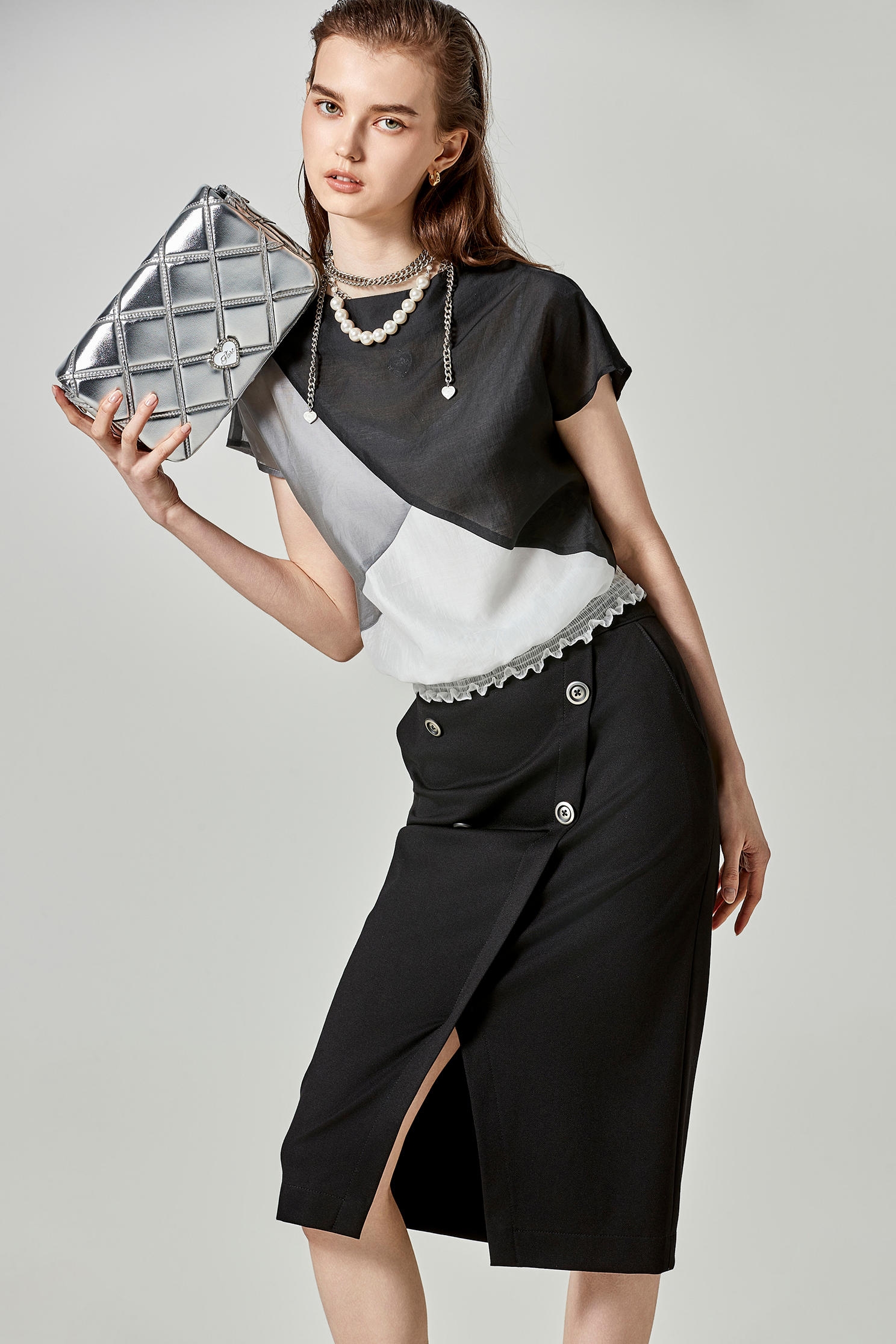 高雅黑白灰拼接絲棉上衣高雅黑白灰拼接絲棉上衣,上衣,春夏穿搭,黑色上衣