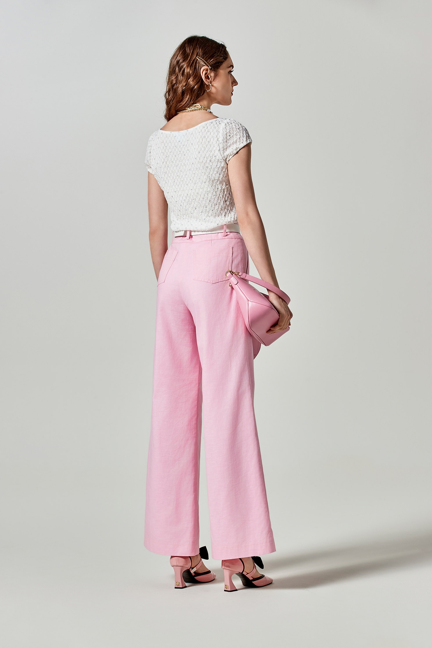 綴銀蔥立體紋上衣綴銀蔥立體紋上衣,上衣,春夏穿搭,白色上衣