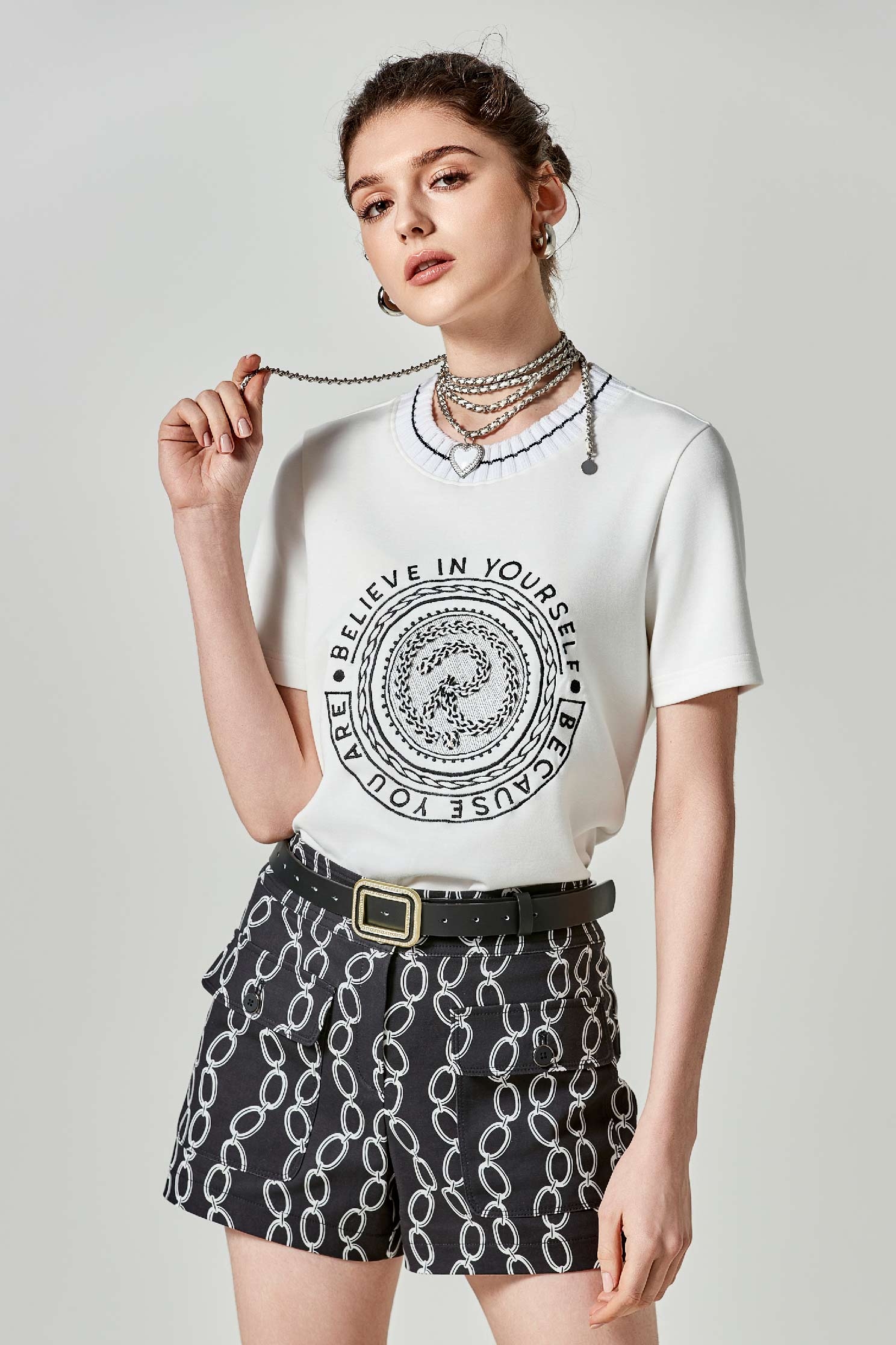 黑白圓章繩索繡花單品上衣黑白圓章繩索繡花單品上衣,上衣,春夏穿搭,白色上衣,繡花