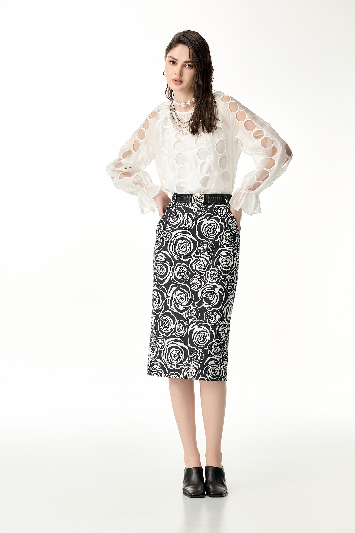 光澤絲棉滿版繡花單品上衣光澤絲棉滿版繡花單品上衣,上衣,內搭上衣,春夏穿搭,珍珠,白色上衣,繡花