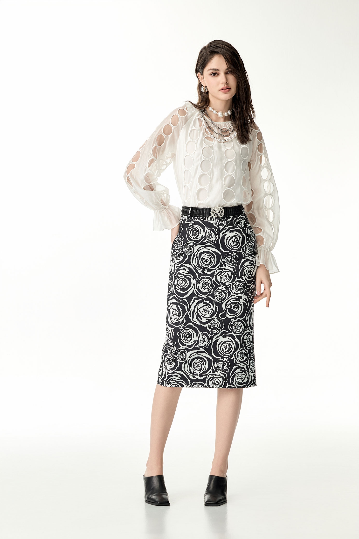 光澤絲棉滿版繡花單品上衣光澤絲棉滿版繡花單品上衣,上衣,內搭上衣,春夏穿搭,珍珠,白色上衣,繡花