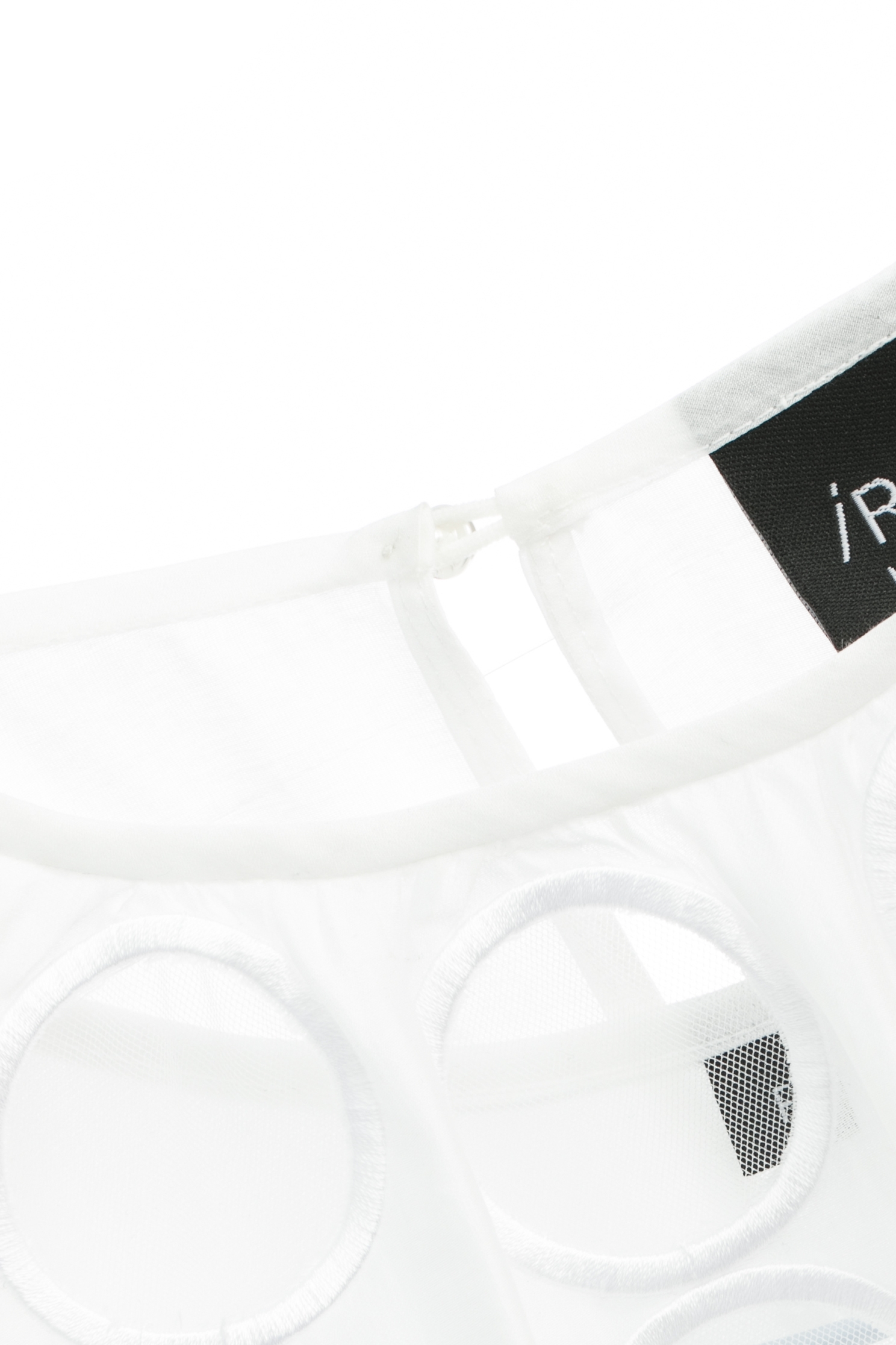 光澤絲棉滿版繡花單品上衣光澤絲棉滿版繡花單品上衣,上衣,內搭上衣,春夏穿搭,珍珠,白色上衣,繡花