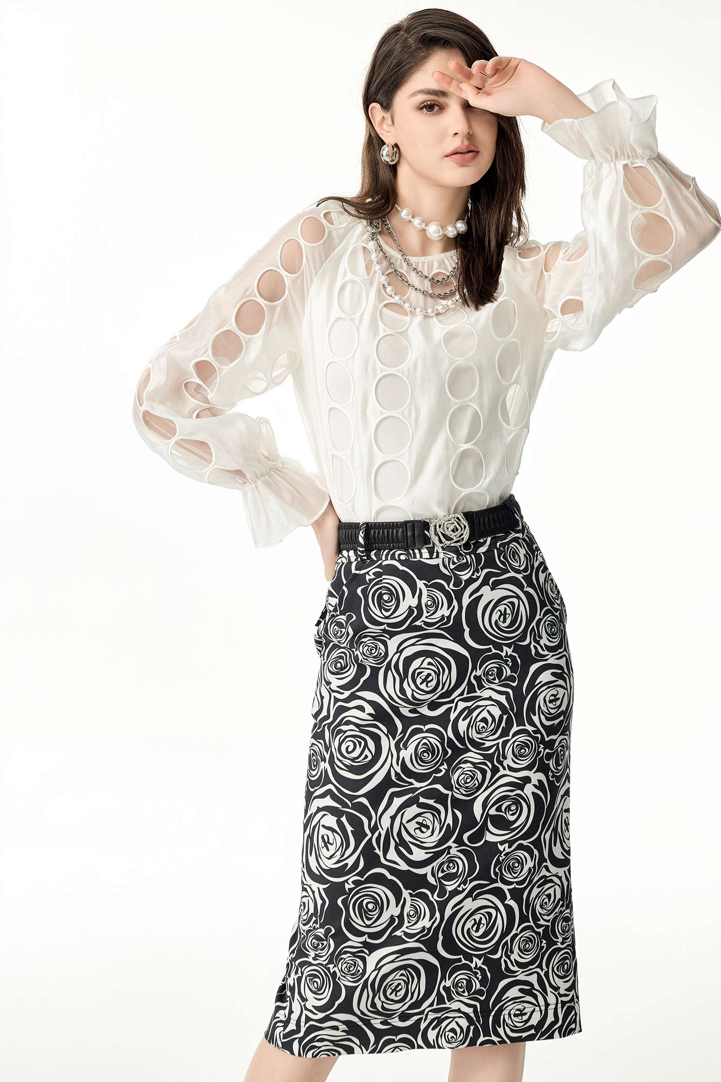 光澤絲棉滿版繡花單品上衣光澤絲棉滿版繡花單品上衣,上衣,內搭上衣,春夏穿搭,珍珠,白色上衣,繡花