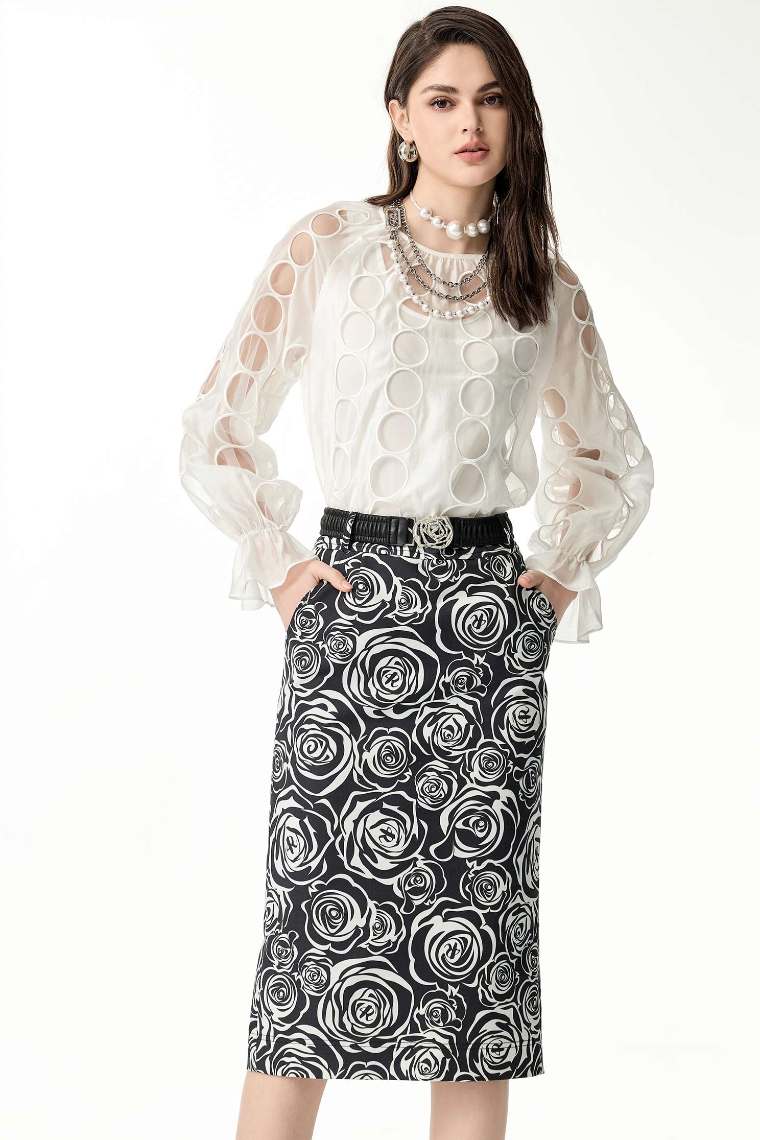 光澤絲棉滿版繡花單品上衣光澤絲棉滿版繡花單品上衣,上衣,內搭上衣,春夏穿搭,珍珠,白色上衣,繡花