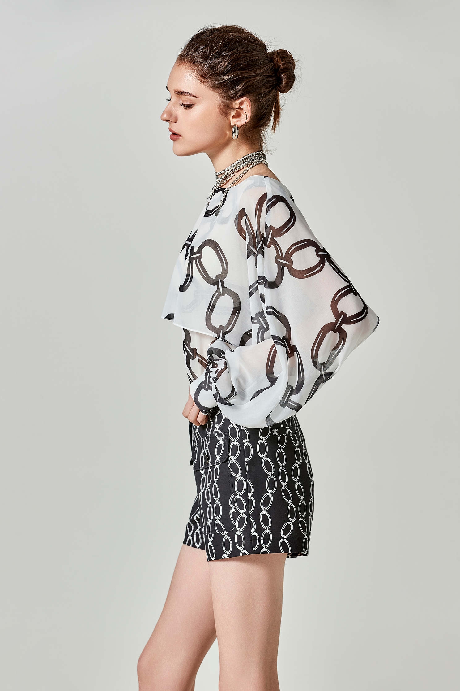 高端黑白大鏈條印花雪紡上衣高端黑白大鏈條印花雪紡上衣,一般背心,一般背心馬甲,上衣,內搭上衣,春夏穿搭,背心,透膚上衣,雪紡