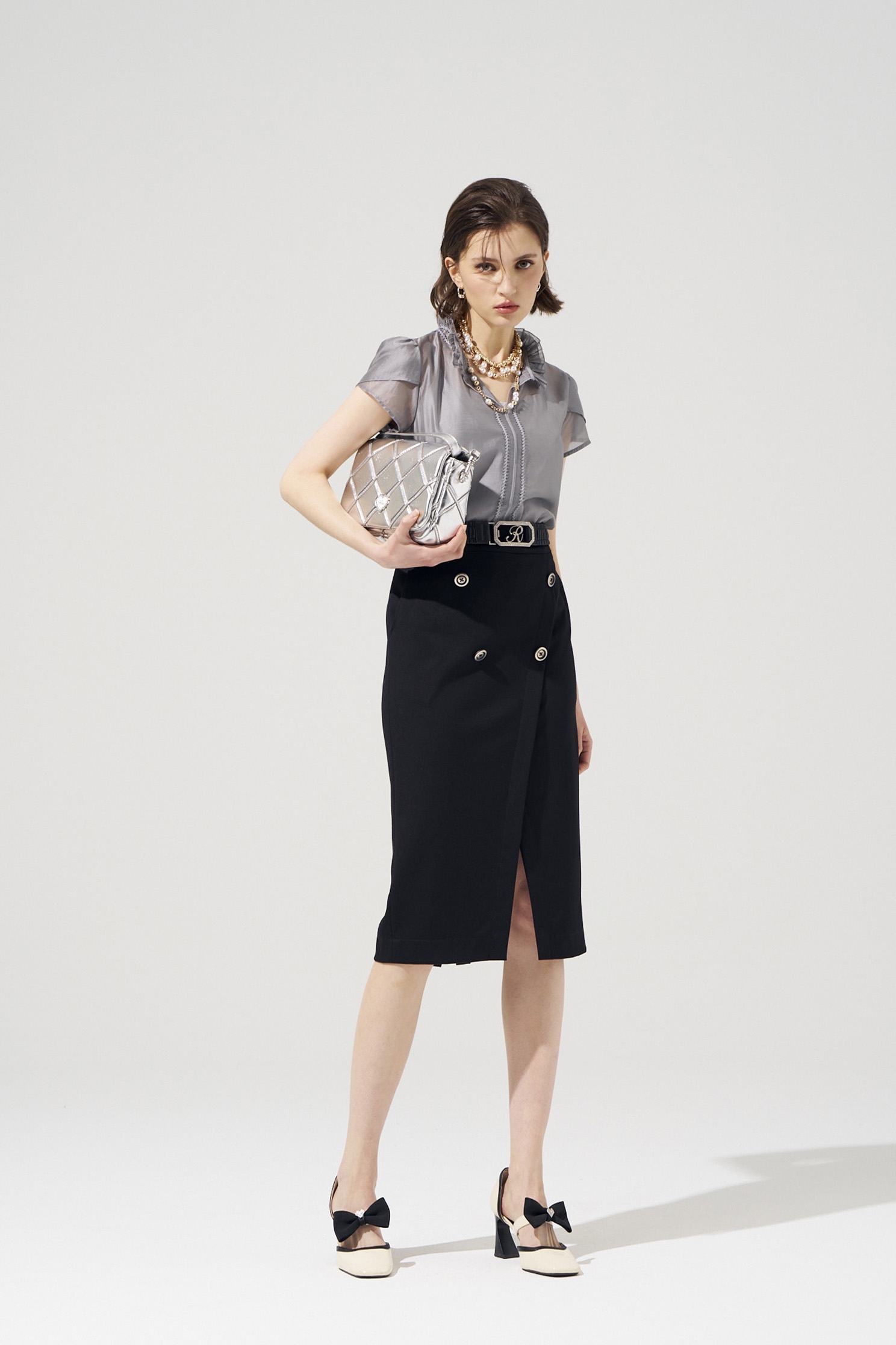 高級灰絲棉荷葉襯衫單品高級灰絲棉荷葉襯衫單品,上衣,人氣商品,內搭上衣,春夏穿搭,荷葉,蕾絲,透膚上衣