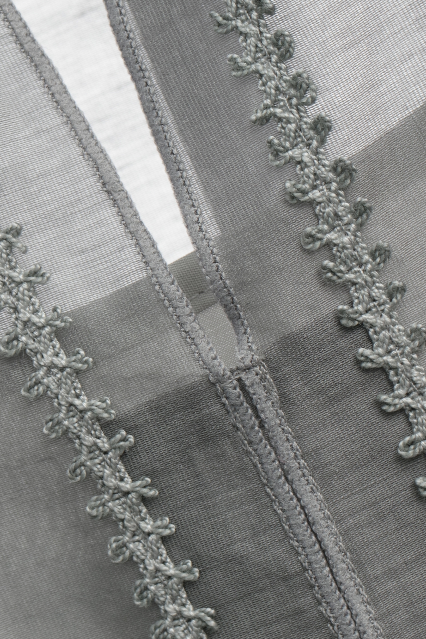 高級灰絲棉荷葉襯衫單品高級灰絲棉荷葉襯衫單品,上衣,人氣商品,內搭上衣,春夏穿搭,荷葉,蕾絲,透膚上衣