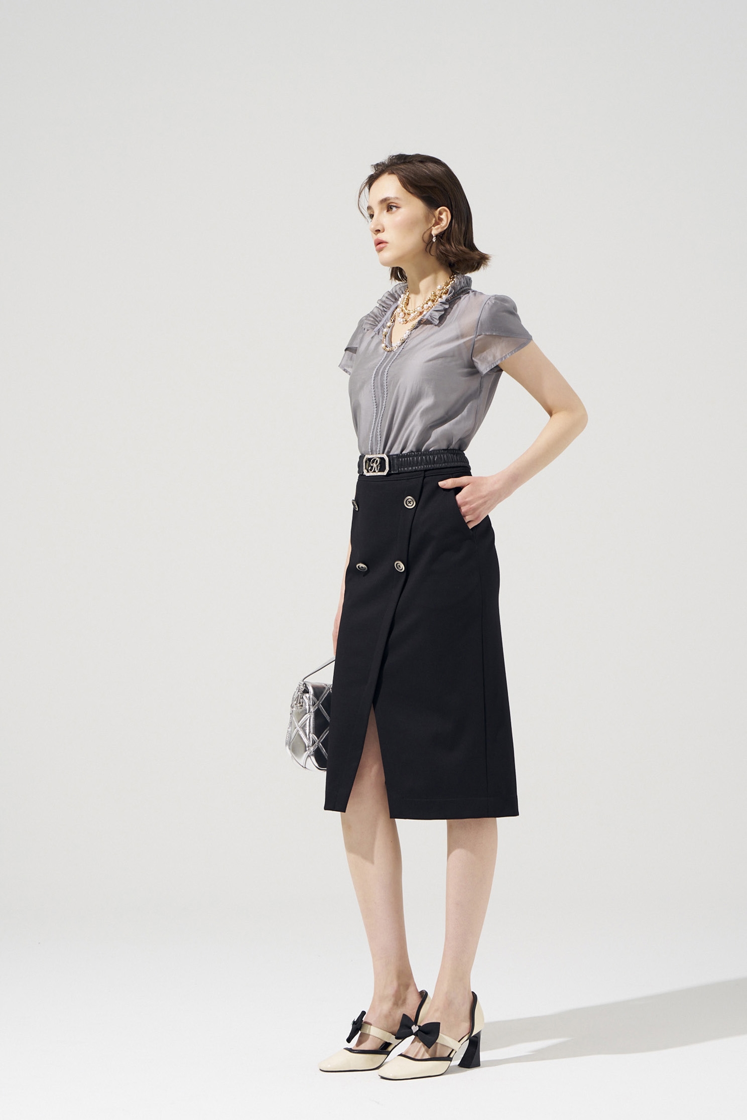 高級灰絲棉荷葉襯衫單品高級灰絲棉荷葉襯衫單品,上衣,人氣商品,內搭上衣,春夏穿搭,荷葉,蕾絲,透膚上衣