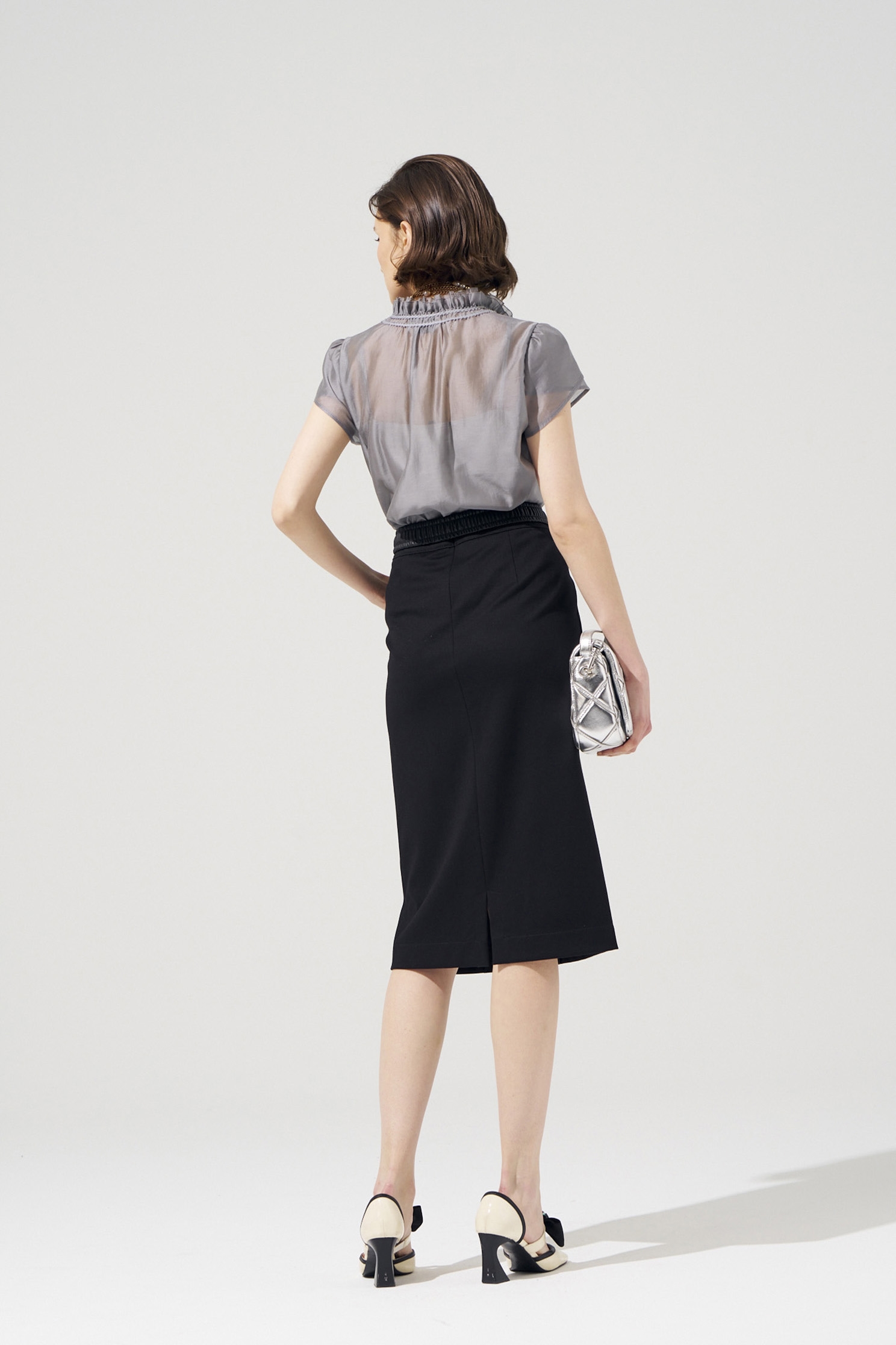 高級灰絲棉荷葉襯衫單品高級灰絲棉荷葉襯衫單品,上衣,人氣商品,內搭上衣,春夏穿搭,荷葉,蕾絲,透膚上衣