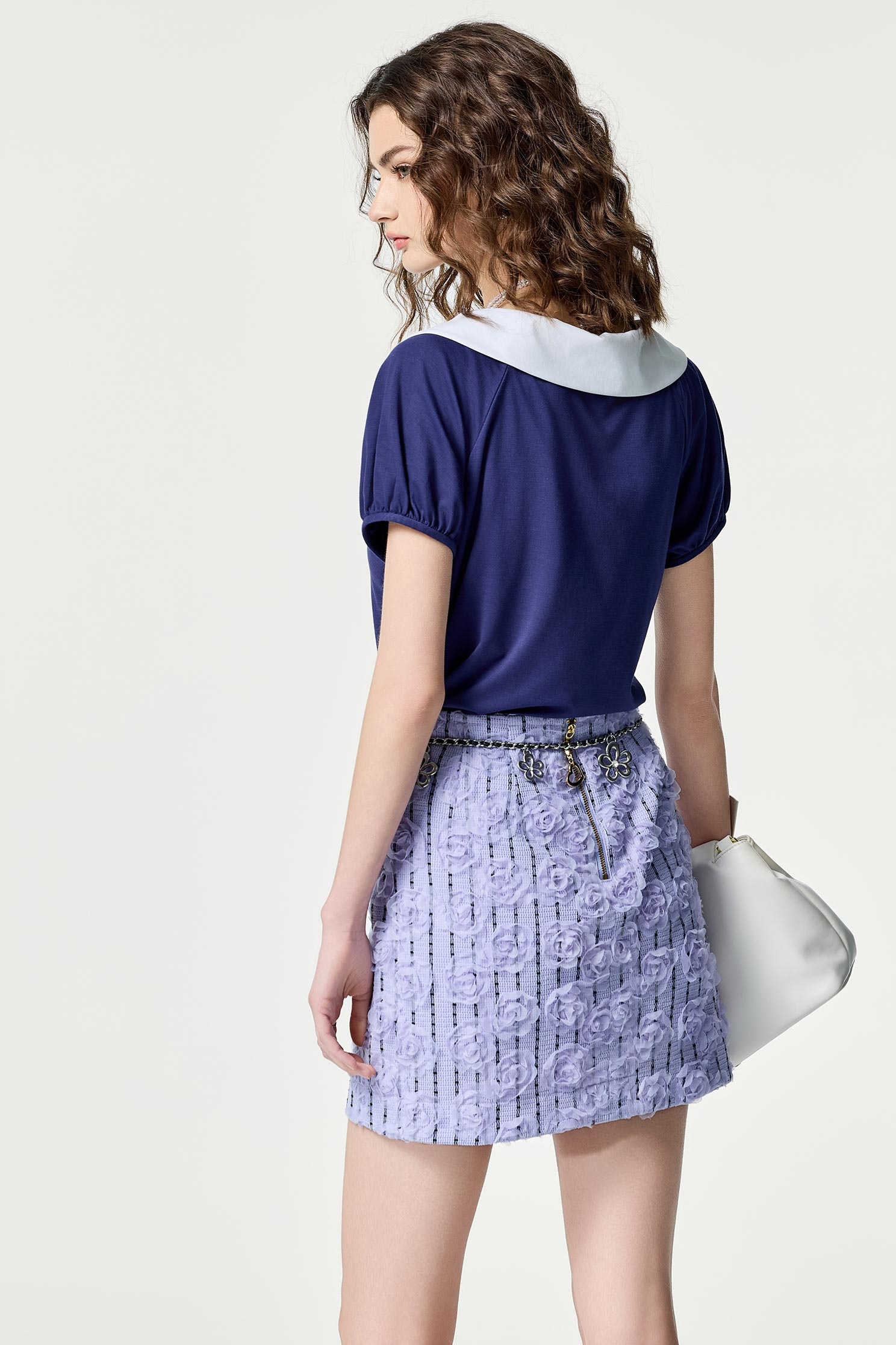 日蝕藍配色花T恤上衣日蝕藍配色花T恤上衣,T恤,V領上衣,上班OL穿搭,上衣,春夏穿搭,約會特輯,花花世界