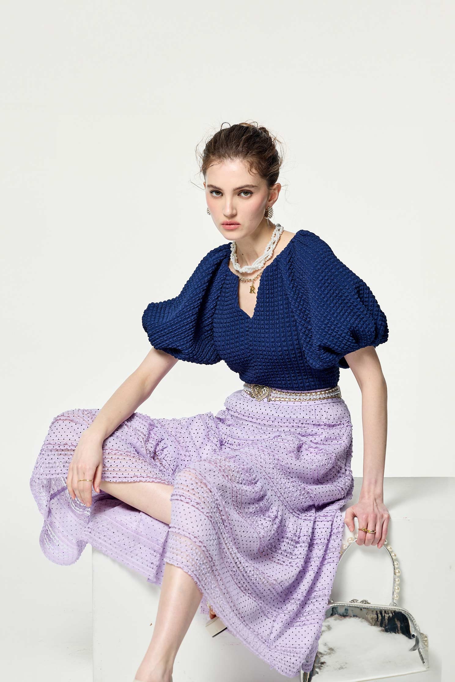 日蝕藍色燈籠袖上衣日蝕藍色燈籠袖上衣,V領上衣,上衣,春夏穿搭,格紋,約會特輯