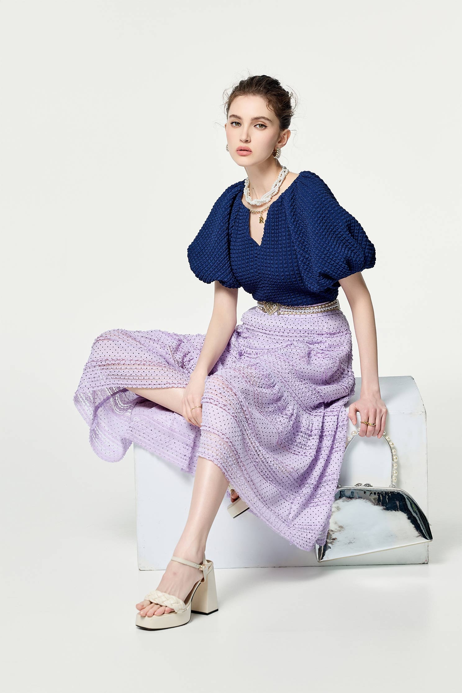 日蝕藍色燈籠袖上衣日蝕藍色燈籠袖上衣,V領上衣,上衣,春夏穿搭,格紋,約會特輯