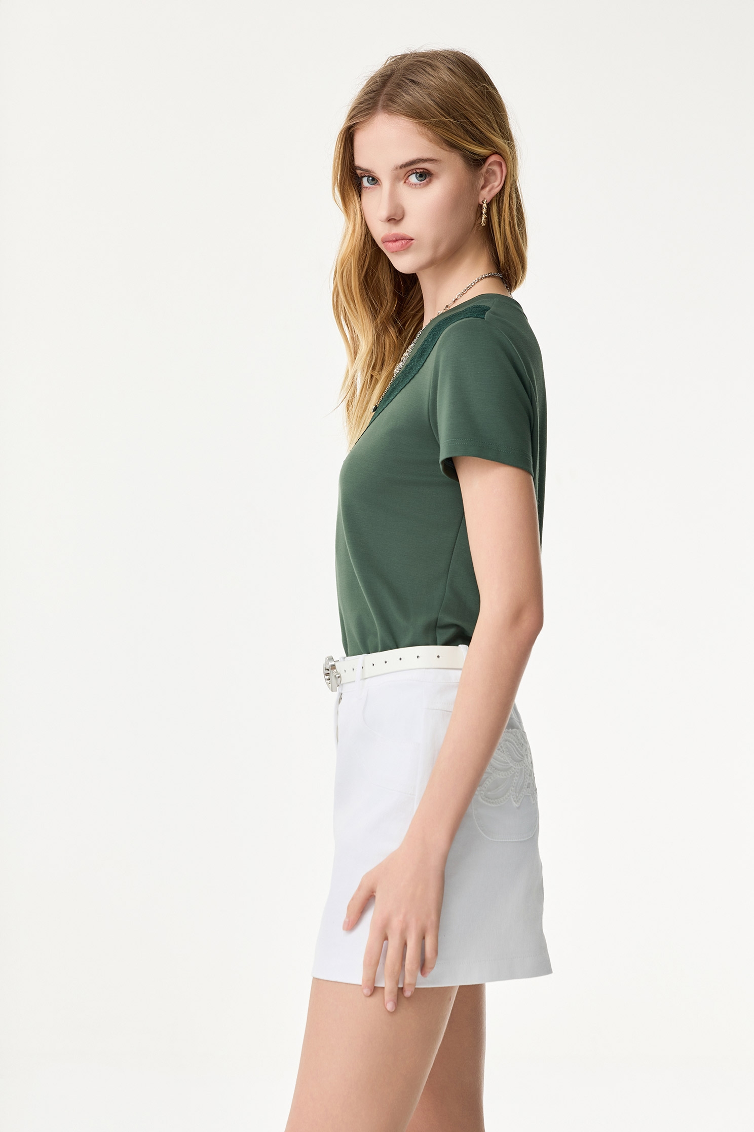 高山綠V型蕾絲T高山綠V型蕾絲T,上衣,春夏穿搭,約會特輯,蕾絲,輕奢度假,輕奢渡假