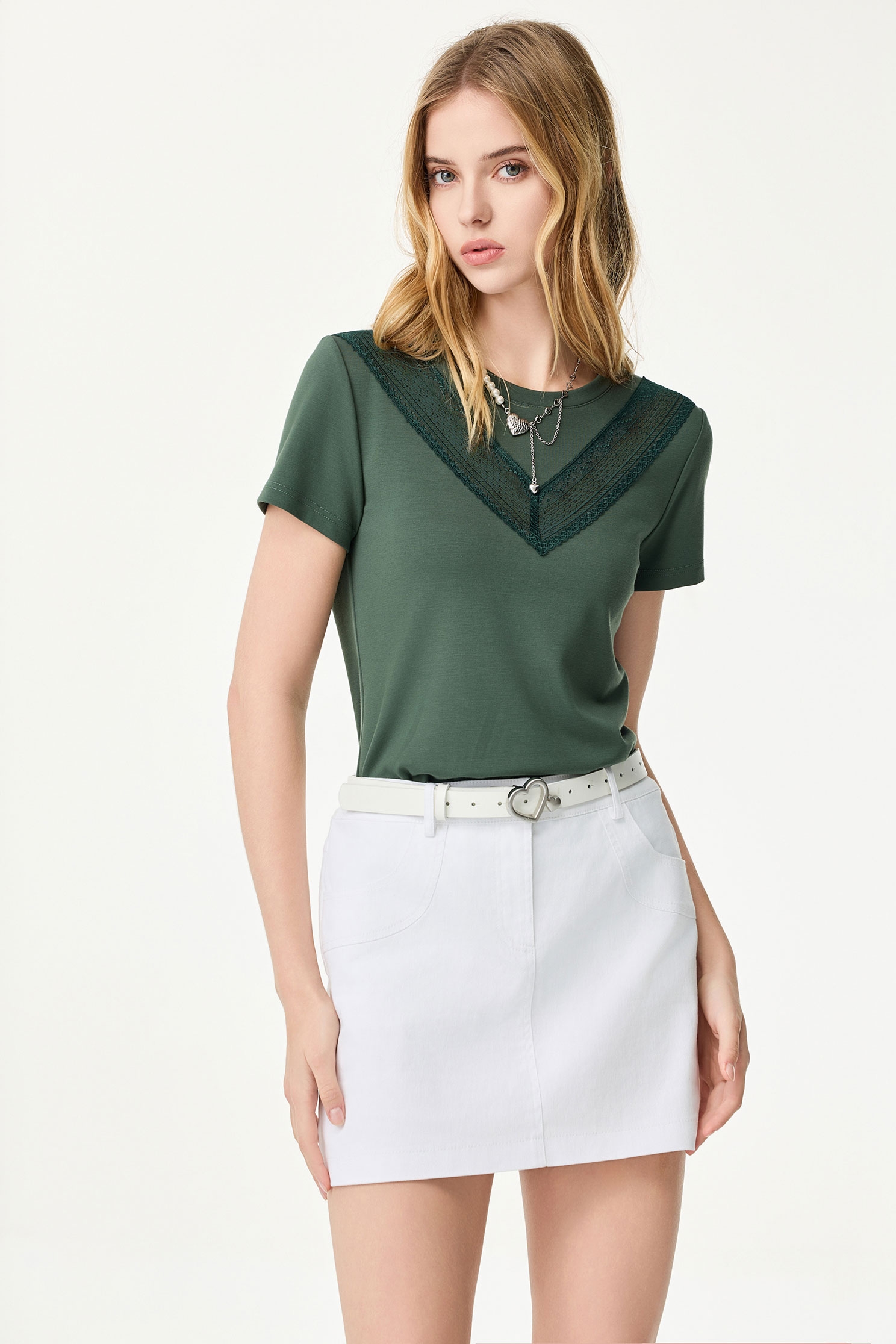 高山綠V型蕾絲T高山綠V型蕾絲T,上衣,春夏穿搭,約會特輯,蕾絲,輕奢度假,輕奢渡假