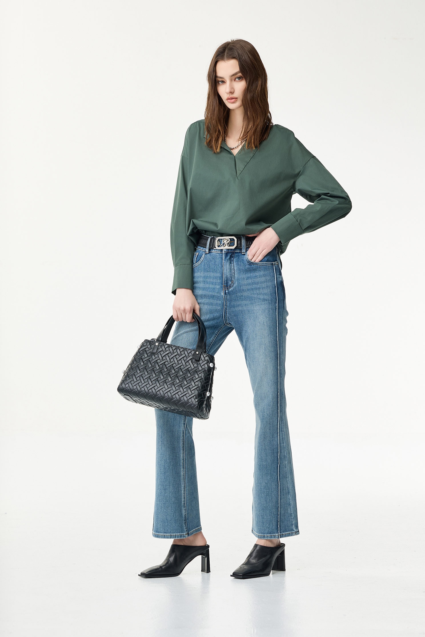 高山綠Ｖ領繡花襯衫高山綠Ｖ領繡花襯衫,上班OL穿搭,春夏穿搭,繡花,襯衫