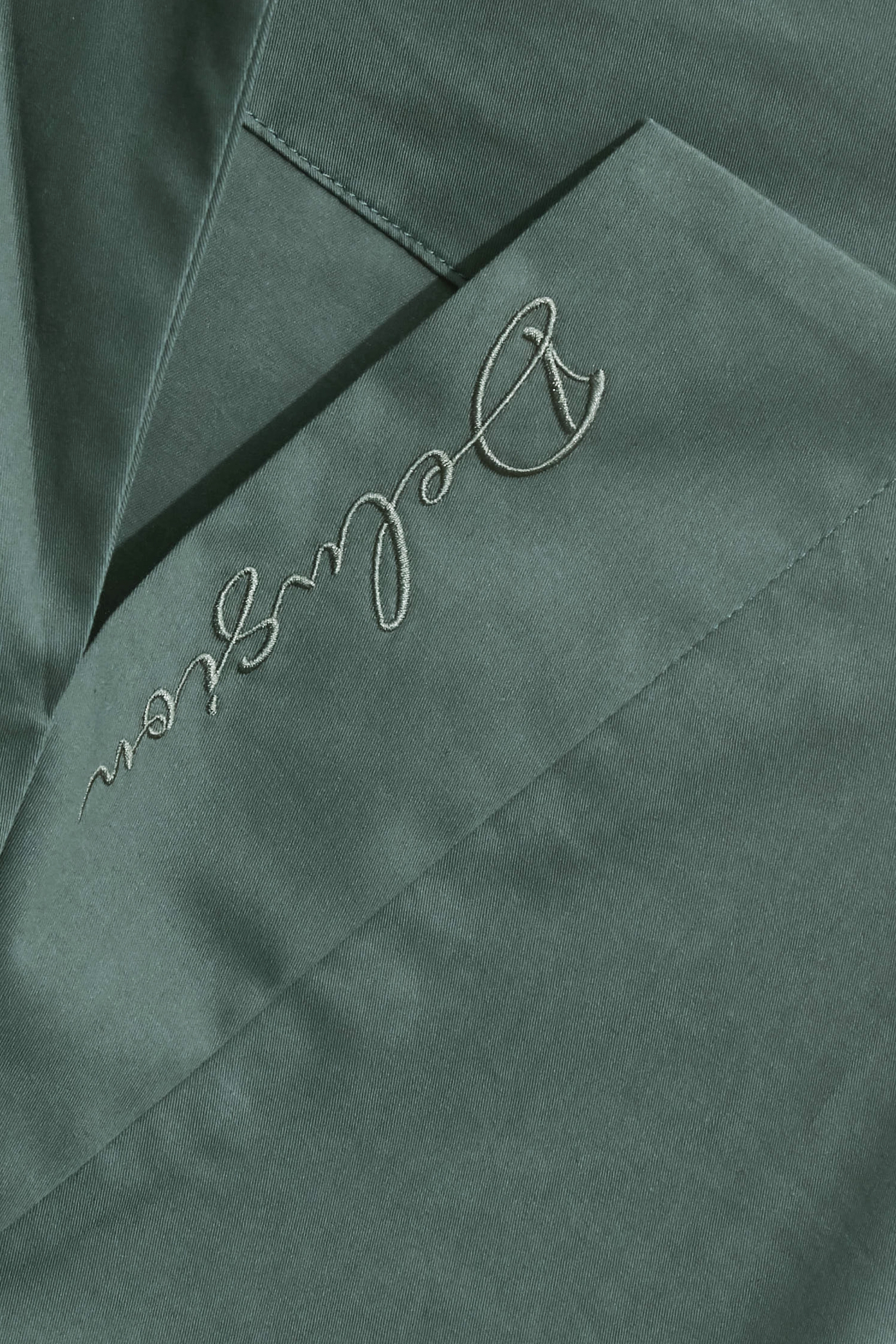 高山綠Ｖ領繡花襯衫高山綠Ｖ領繡花襯衫,上班OL穿搭,春夏穿搭,繡花,襯衫