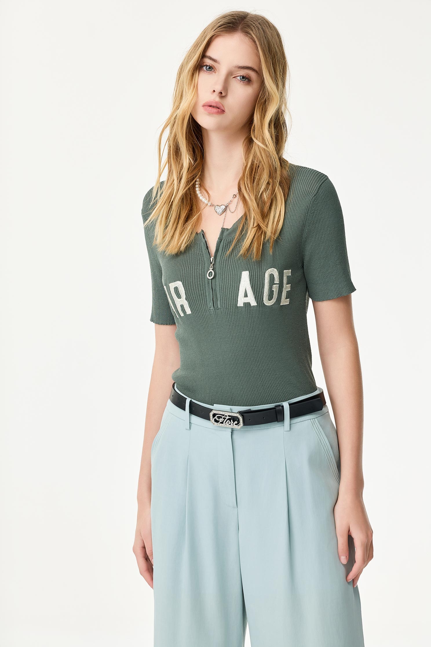 高山綠坑條拉鍊短袖上衣高山綠坑條拉鍊短袖上衣,上衣,春夏穿搭,短袖上衣,約會特輯,繡花,針織,針織上衣