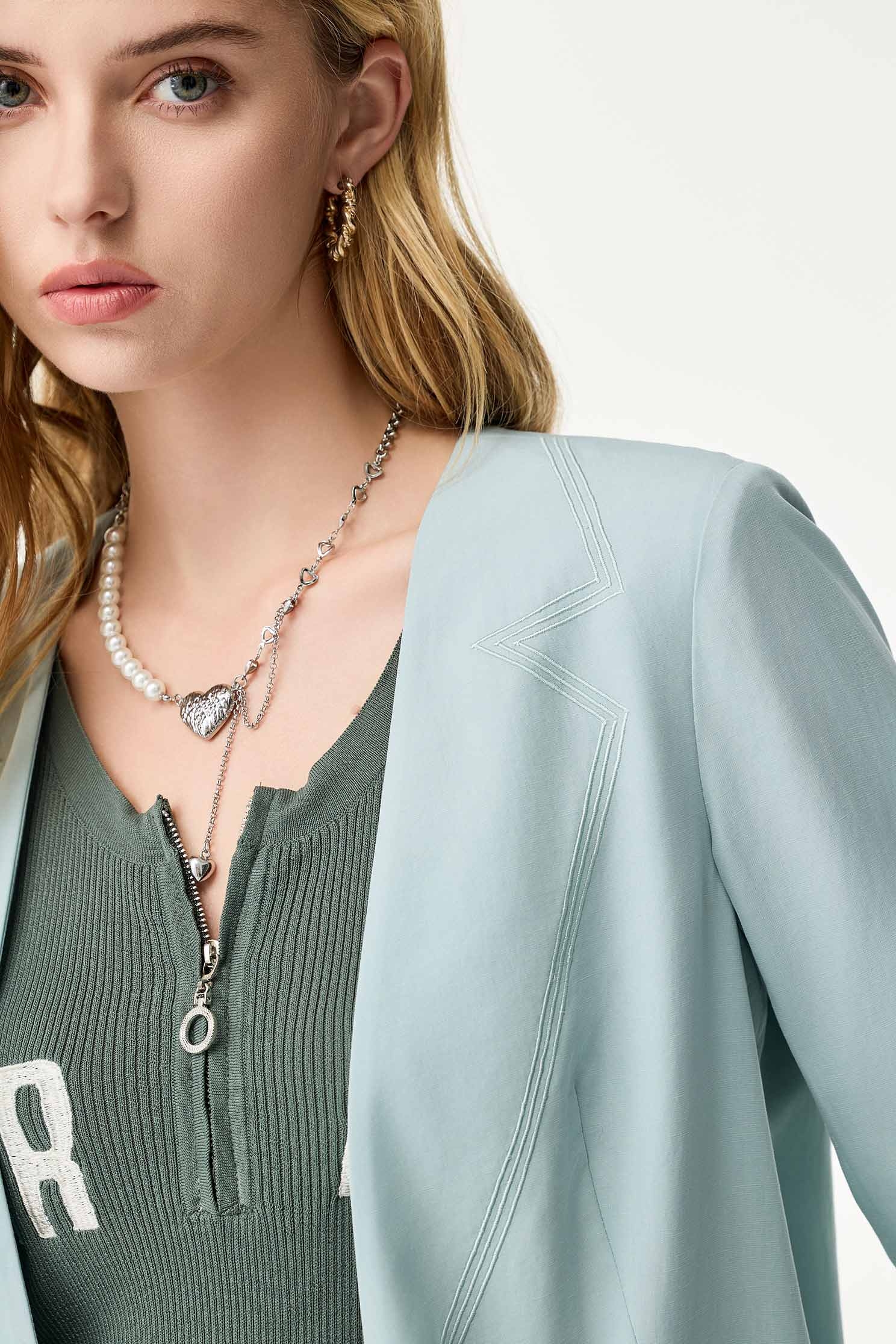 高山綠坑條拉鍊短袖上衣高山綠坑條拉鍊短袖上衣,上衣,春夏穿搭,短袖上衣,約會特輯,繡花,針織,針織上衣