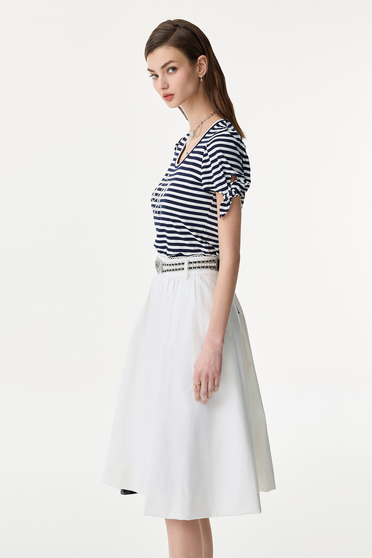 銀蔥字母印花上衣銀蔥字母印花上衣,U領上衣,上衣,春夏穿搭,條紋,約會特輯