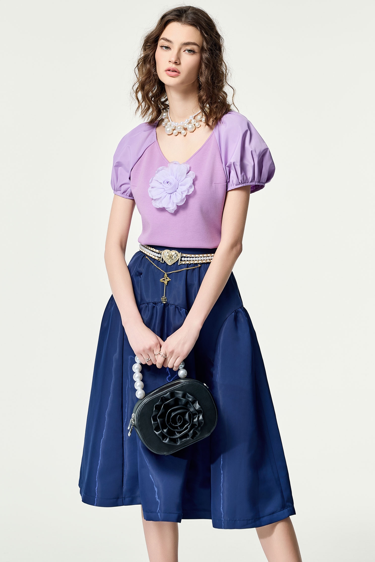 紫花西番蓮色偽T恤上衣紫花西番蓮色偽T恤上衣,T恤,V領上衣,上衣,春夏穿搭,約會特輯,花花世界