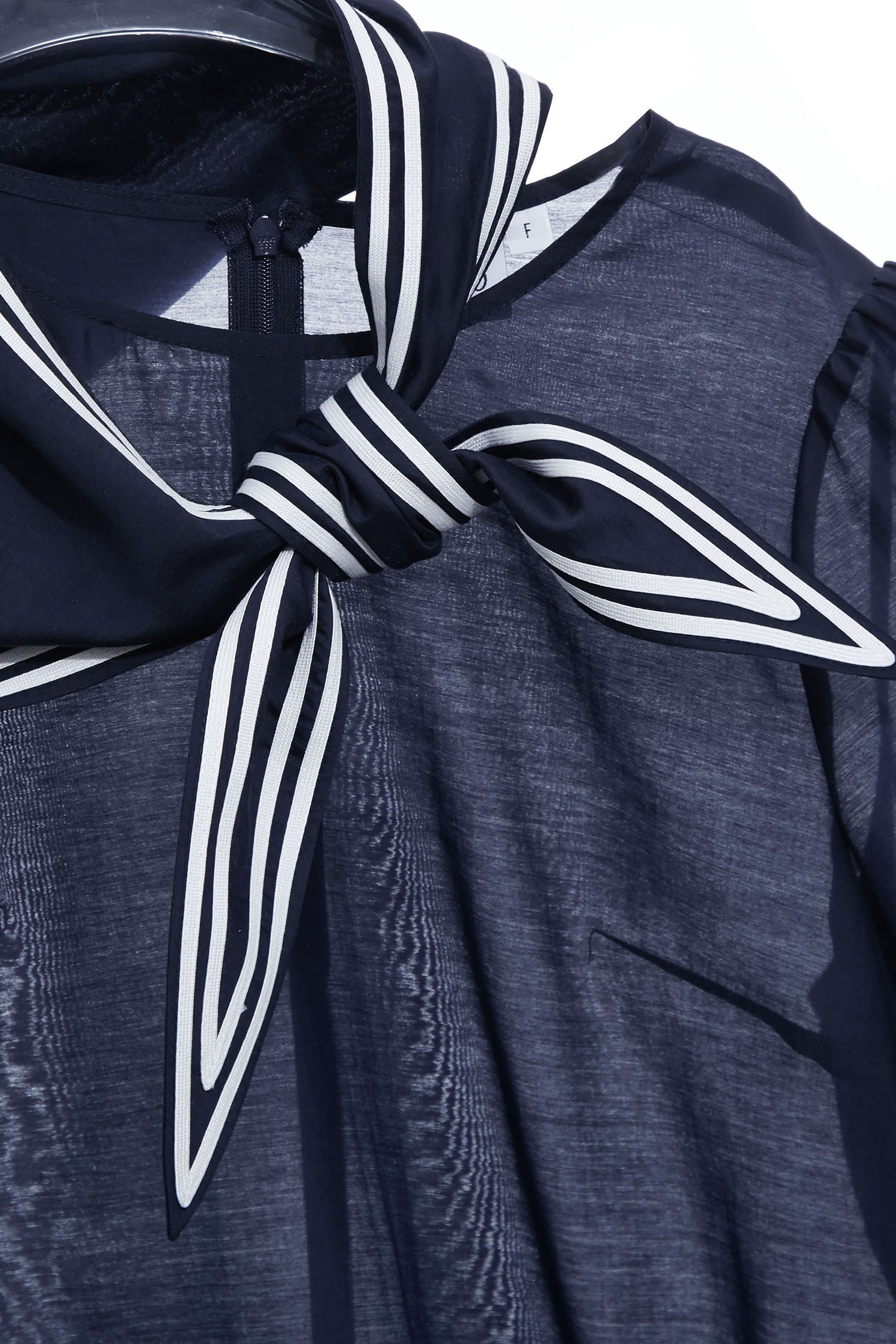 綴活動絲巾水手風上衣綴活動絲巾水手風上衣,上衣,春夏穿搭