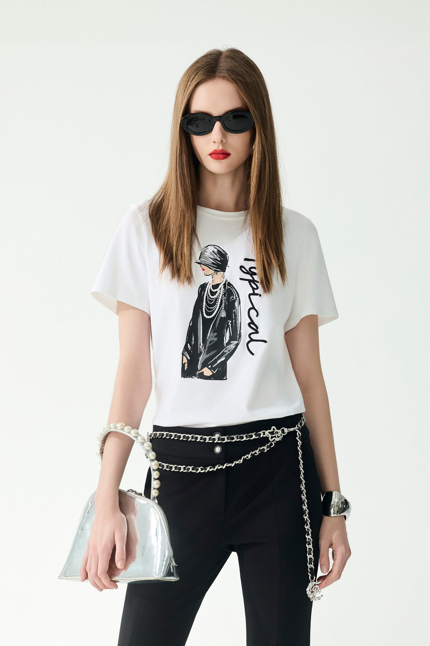 珍珠項鍊女人圖騰印繡花T恤珍珠項鍊女人圖騰印繡花T恤,上衣,人氣商品,春夏穿搭,珍珠,白色上衣,純棉,繡花,項鍊