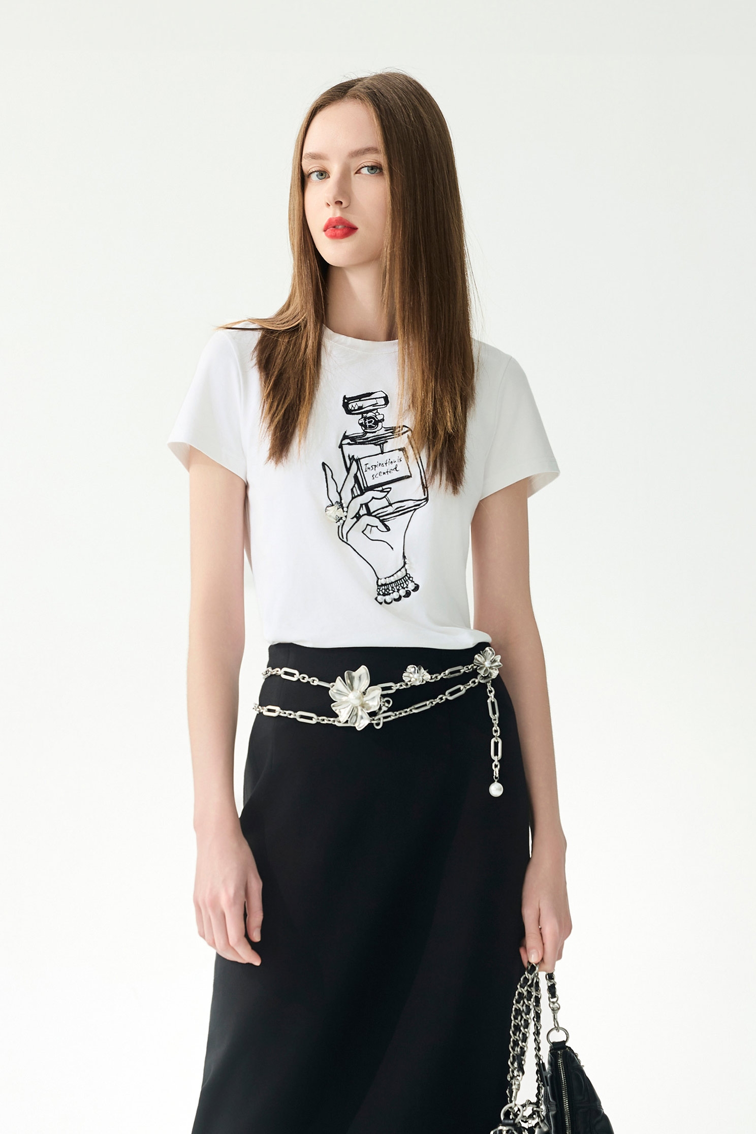 香水瓶繡花珍珠手工縫飾T恤香水瓶繡花珍珠手工縫飾T恤,上衣,人氣商品,春夏穿搭,珍珠,白色上衣,純棉,繡花,黑色上衣