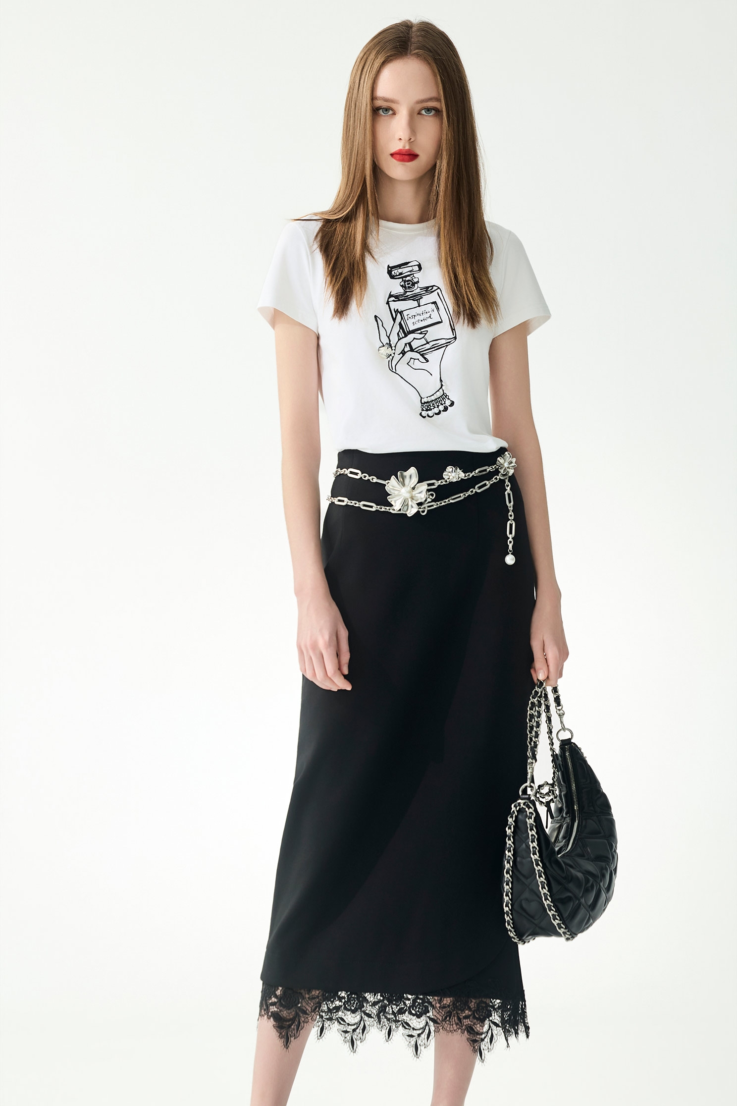 香水瓶繡花珍珠手工縫飾T恤香水瓶繡花珍珠手工縫飾T恤,上衣,人氣商品,春夏穿搭,珍珠,白色上衣,純棉,繡花,黑色上衣