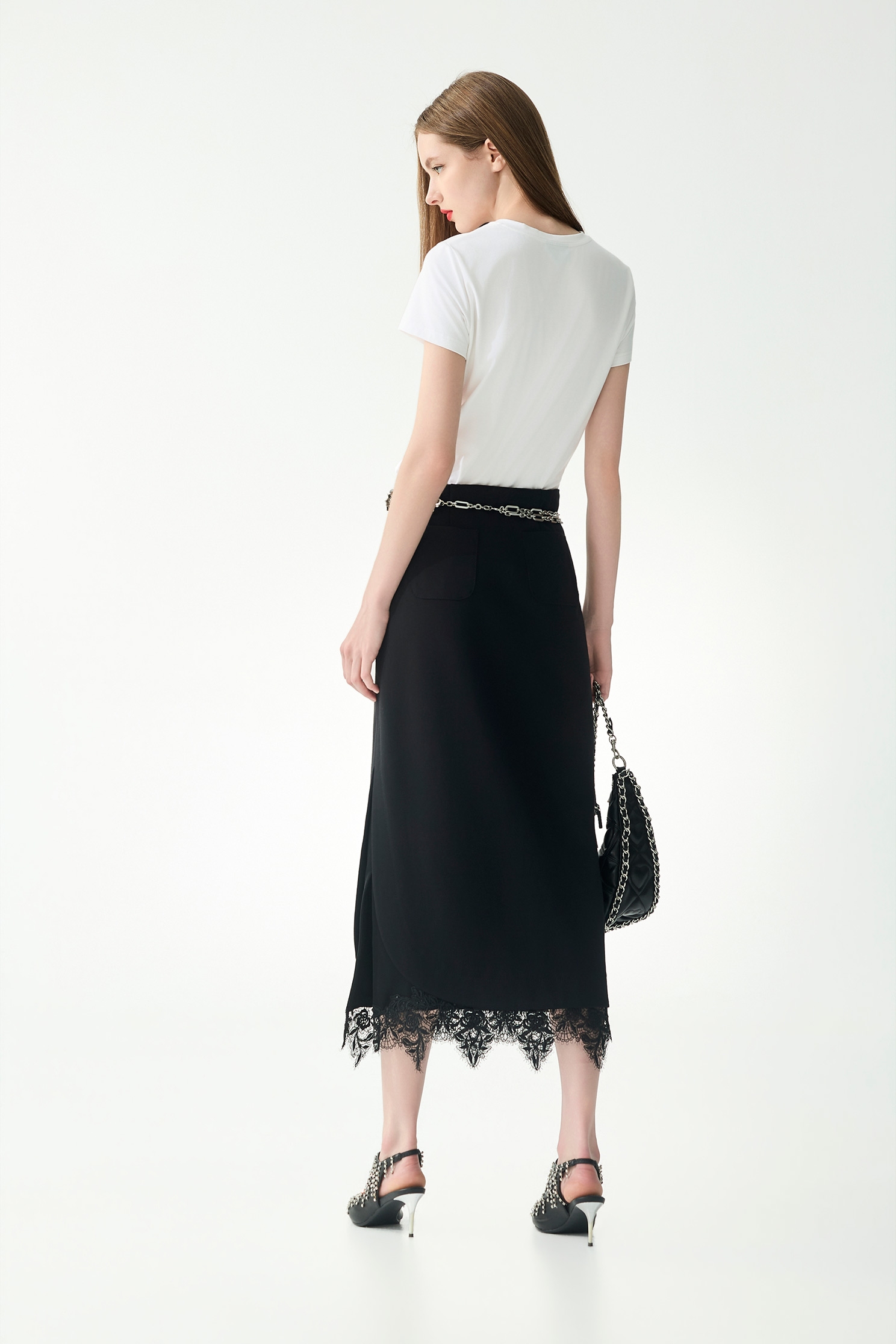 香水瓶繡花珍珠手工縫飾T恤香水瓶繡花珍珠手工縫飾T恤,上衣,人氣商品,春夏穿搭,珍珠,白色上衣,純棉,繡花,黑色上衣