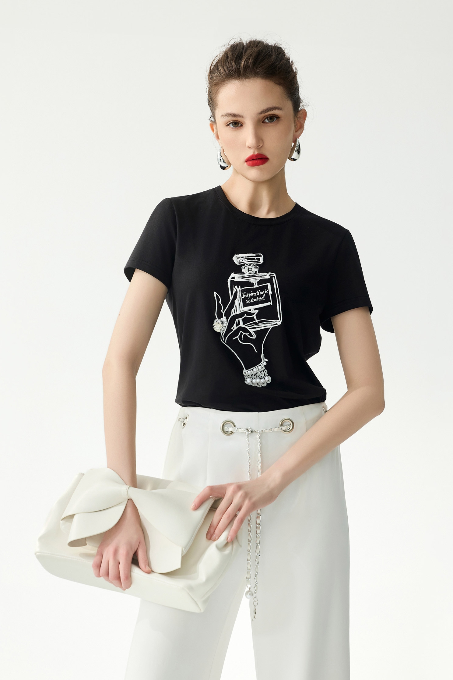 香水瓶繡花珍珠手工縫飾T恤香水瓶繡花珍珠手工縫飾T恤,上衣,人氣商品,春夏穿搭,珍珠,白色上衣,純棉,繡花,黑色上衣