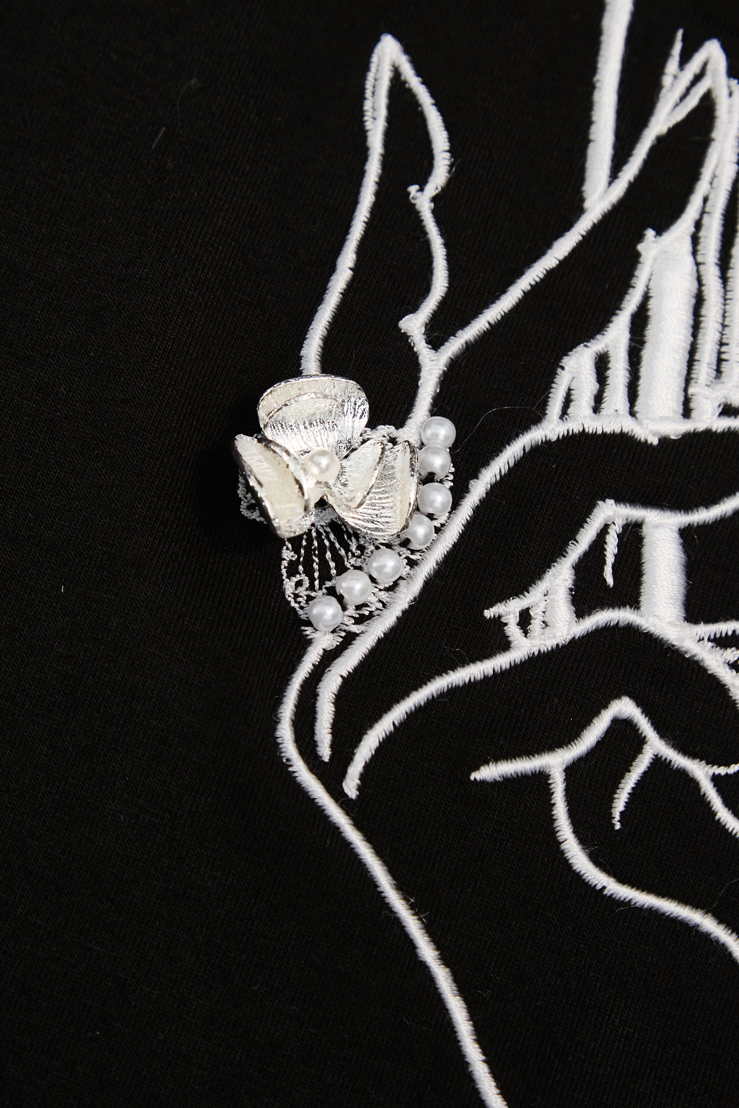 香水瓶繡花珍珠手工縫飾T恤香水瓶繡花珍珠手工縫飾T恤,上衣,人氣商品,春夏穿搭,珍珠,白色上衣,純棉,繡花,黑色上衣