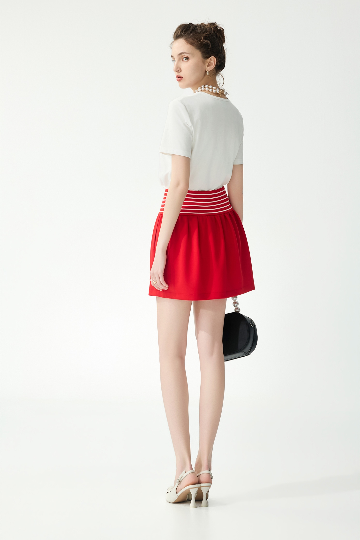 經典雙軌帆船刺繡Ｔ恤上衣經典雙軌帆船刺繡Ｔ恤上衣,上衣,刺繡,春夏穿搭,白色上衣