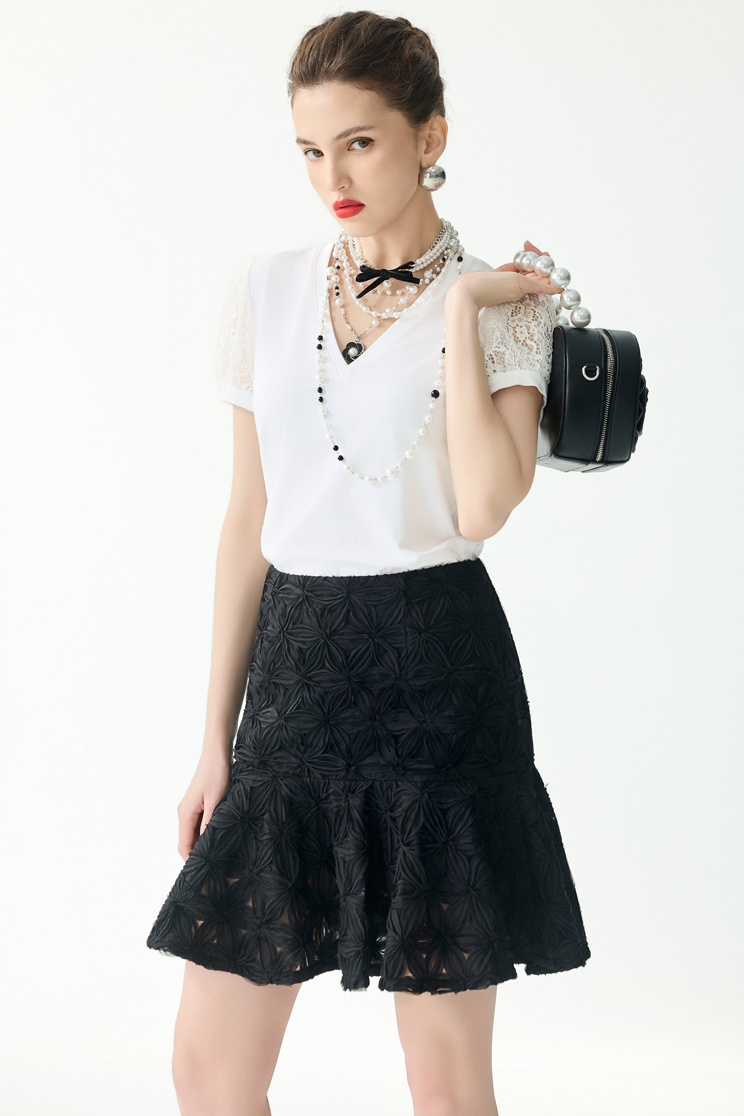 雪白v領崁亮片蕾絲拼接上衣雪白v領崁亮片蕾絲拼接上衣,上衣,人氣商品,春夏穿搭,白色上衣,蕾絲