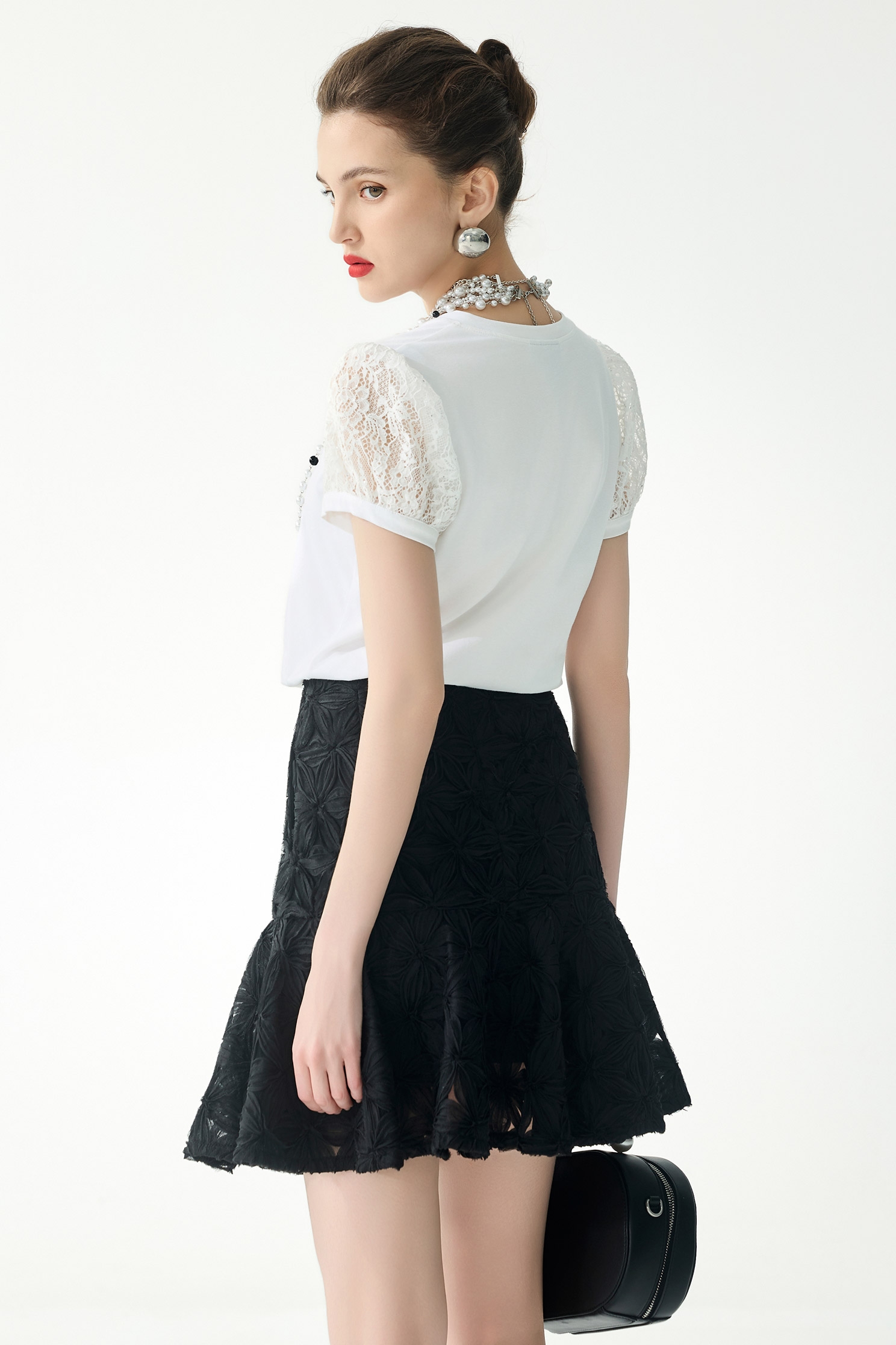 雪白v領崁亮片蕾絲拼接上衣雪白v領崁亮片蕾絲拼接上衣,上衣,人氣商品,春夏穿搭,白色上衣,蕾絲