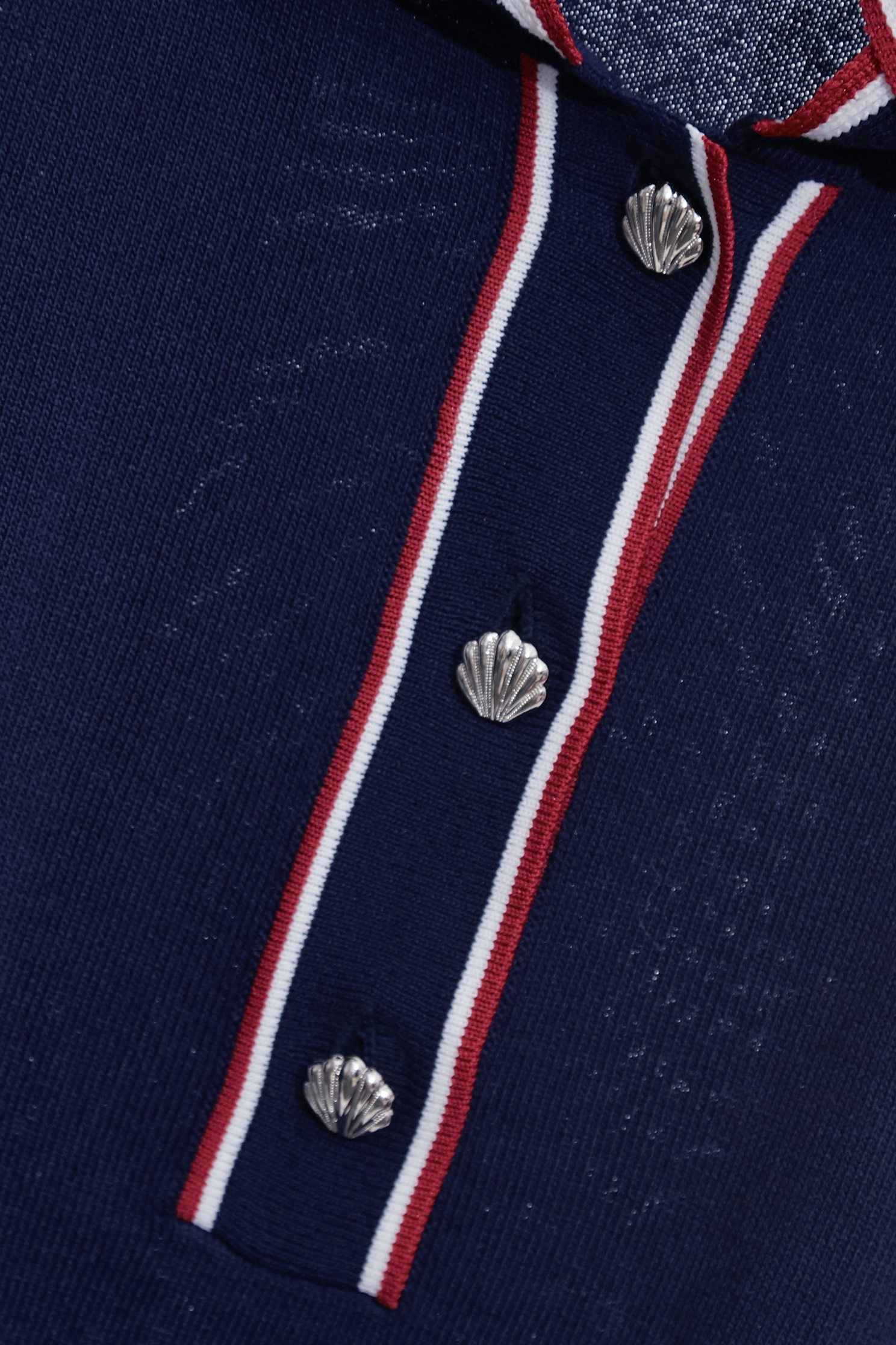 鑲紅白色邊POLO領針織上衣鑲紅白色邊POLO領針織上衣,上衣,人氣商品,春夏穿搭,白色上衣,針織,針織衫