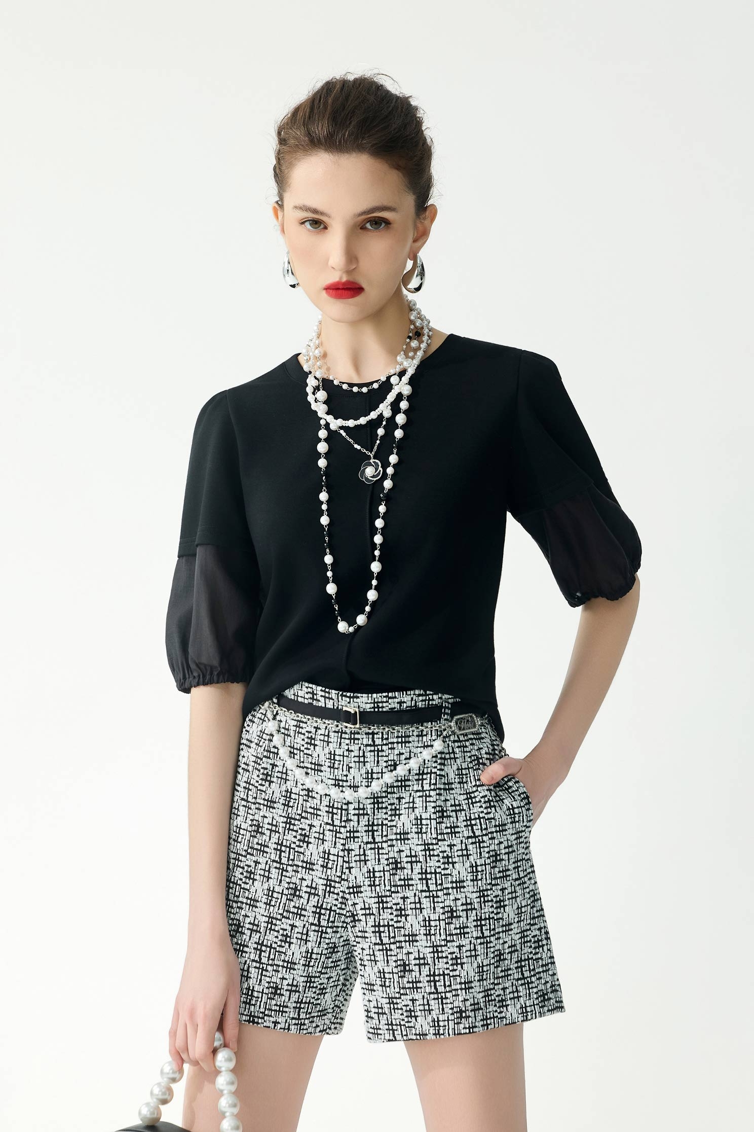 極致黑異材拼接微鬆T恤極致黑異材拼接微鬆T恤,上衣,人氣商品,春夏穿搭,針織,黑色上衣