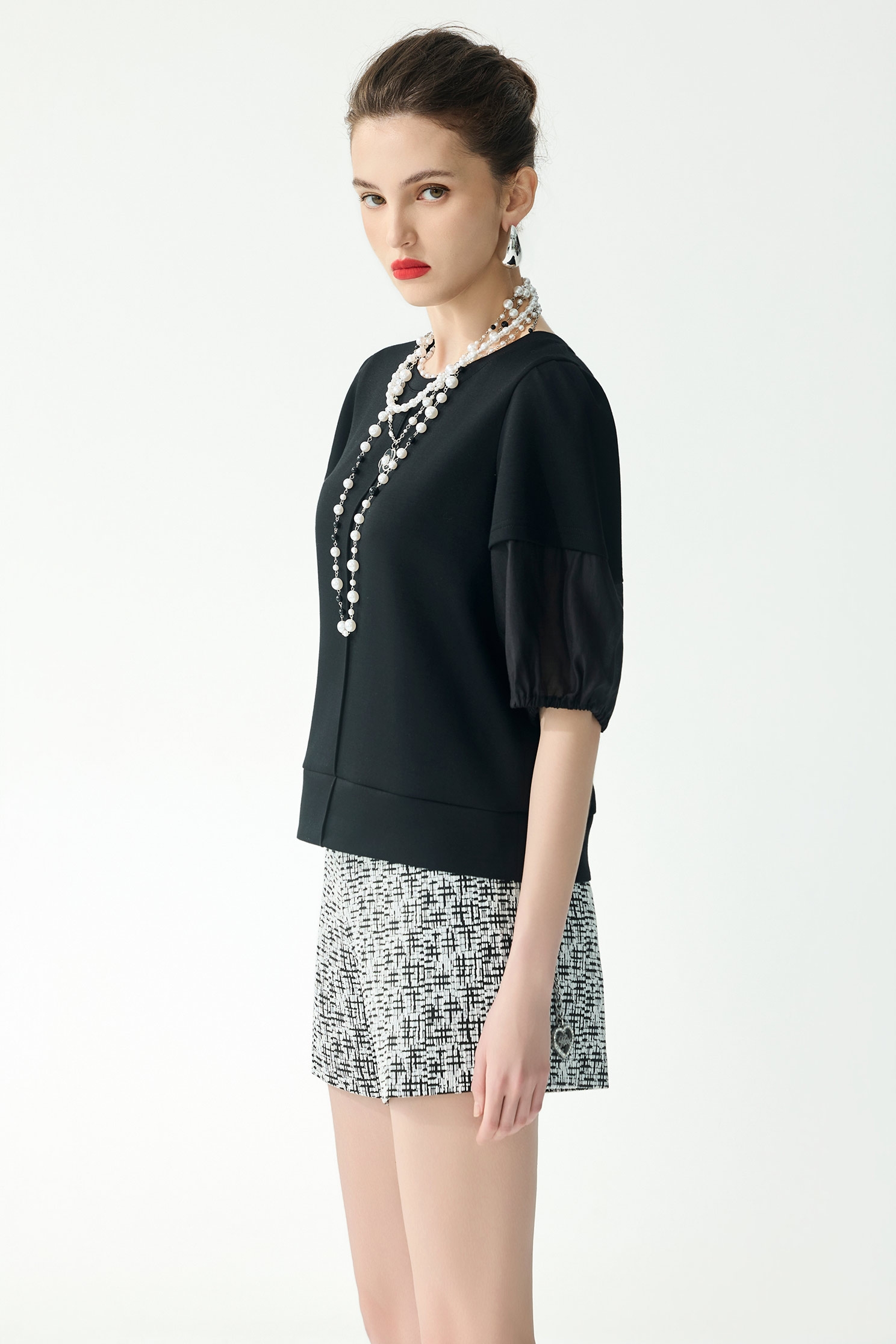 極致黑異材拼接微鬆T恤極致黑異材拼接微鬆T恤,上衣,人氣商品,春夏穿搭,針織,黑色上衣