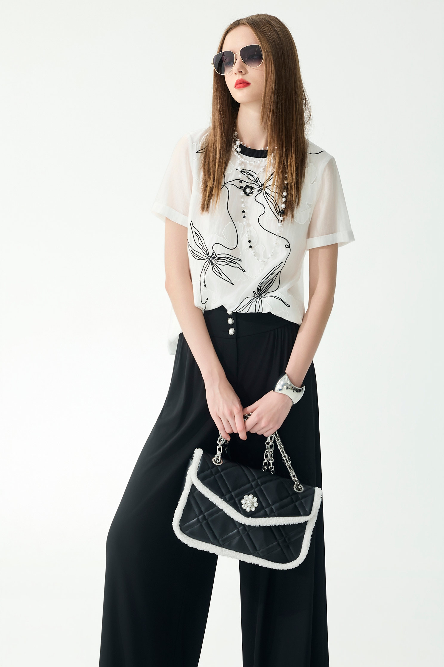 花朵蜻蜓圖騰繡花絲棉上衣花朵蜻蜓圖騰繡花絲棉上衣,上衣,春夏穿搭,白色上衣,繡花