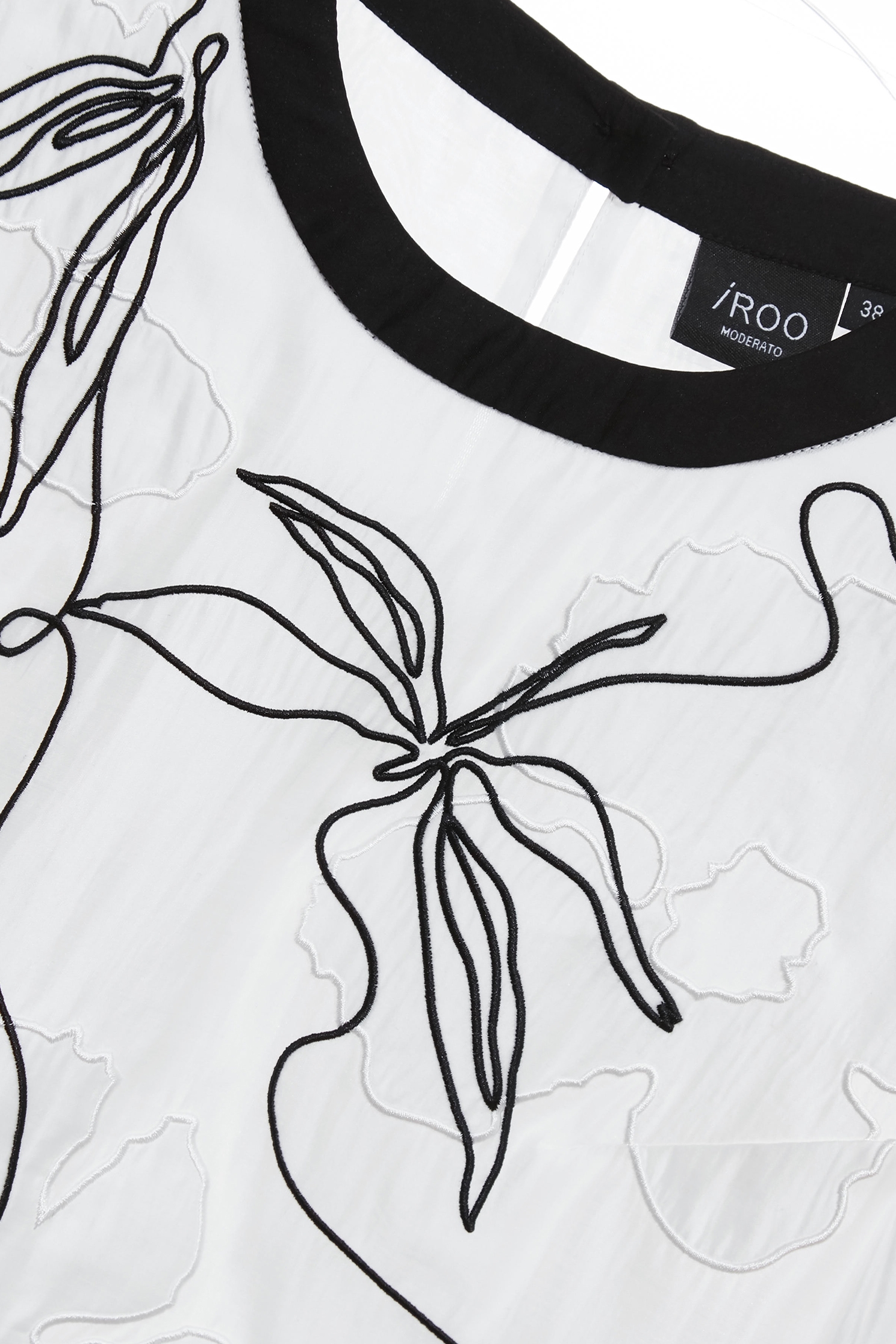 花朵蜻蜓圖騰繡花絲棉上衣花朵蜻蜓圖騰繡花絲棉上衣,上衣,春夏穿搭,白色上衣,繡花