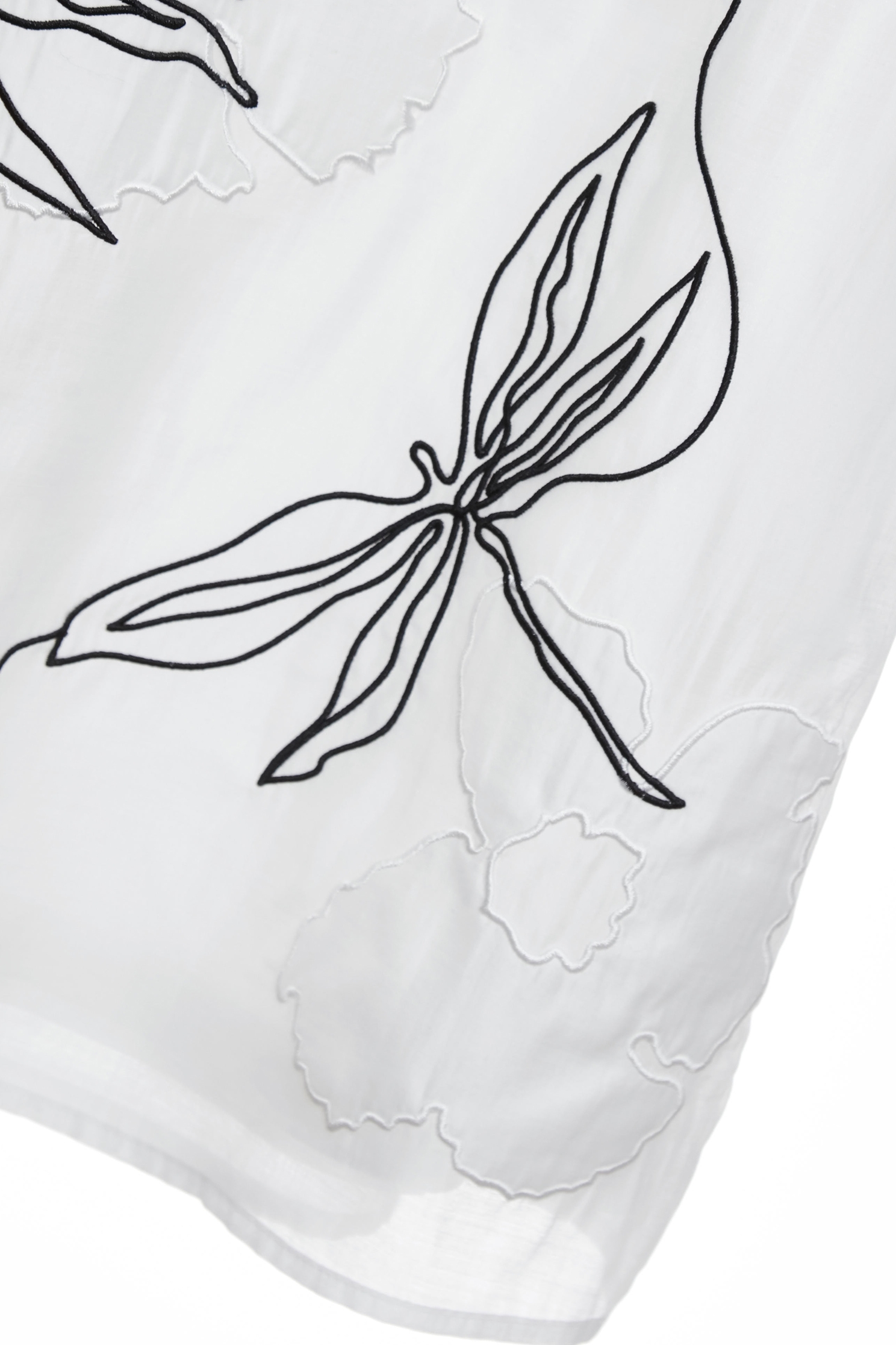 花朵蜻蜓圖騰繡花絲棉上衣花朵蜻蜓圖騰繡花絲棉上衣,上衣,春夏穿搭,白色上衣,繡花