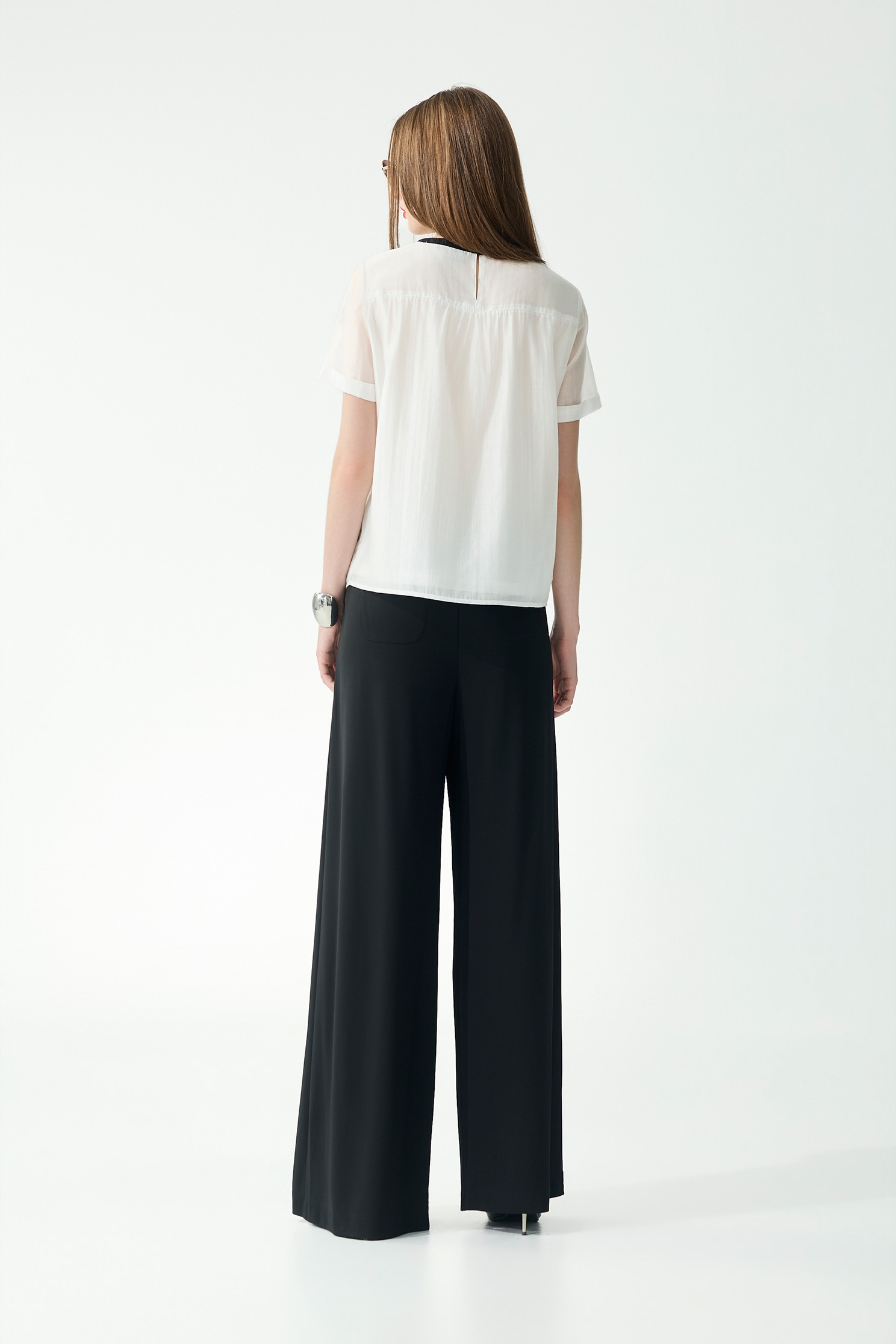 花朵蜻蜓圖騰繡花絲棉上衣花朵蜻蜓圖騰繡花絲棉上衣,上衣,春夏穿搭,白色上衣,繡花