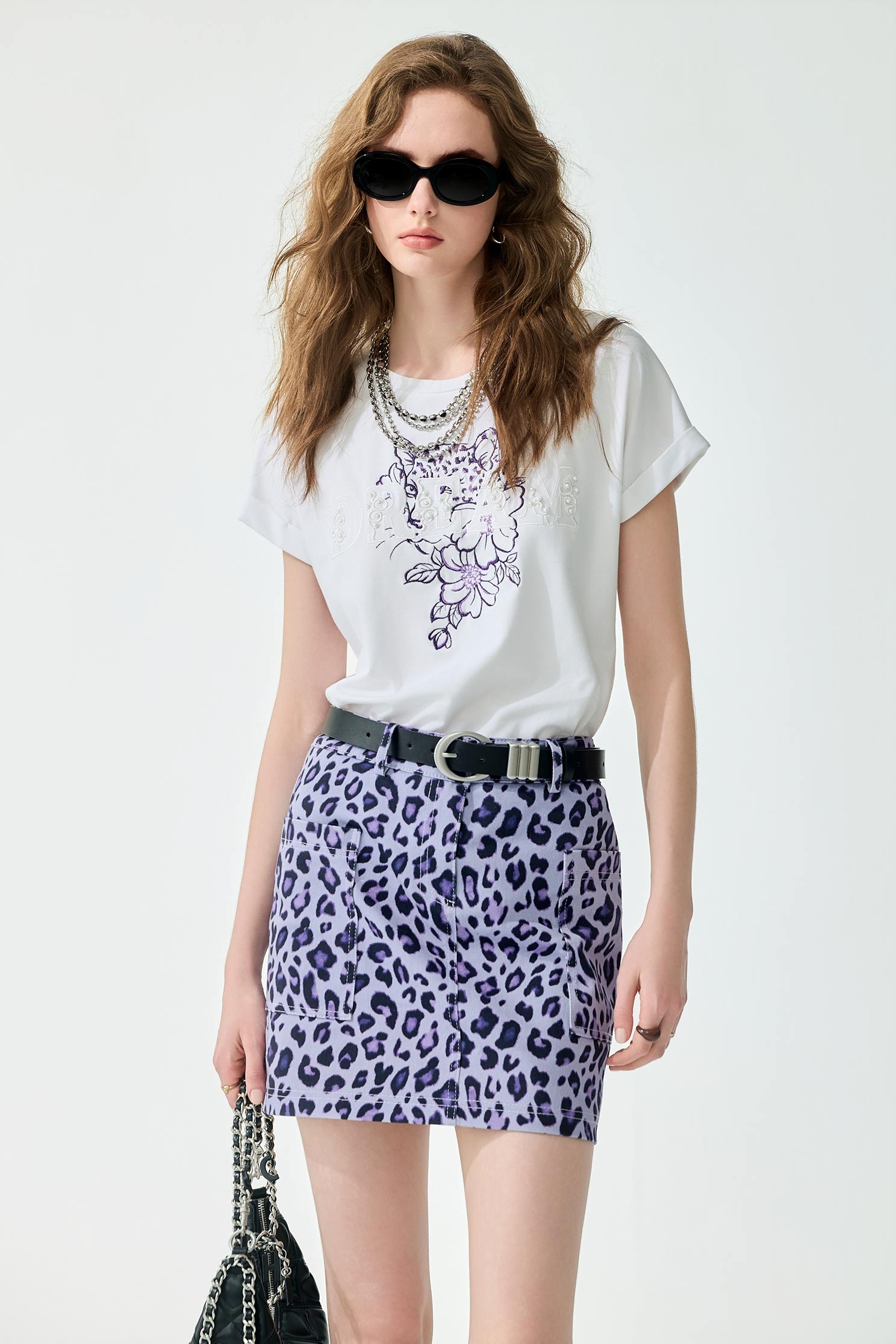 綴紫色豹紋刺繡T恤上衣綴紫色豹紋刺繡T恤上衣,T-Shirt,上衣,刺繡,春夏穿搭,白色上衣,純棉