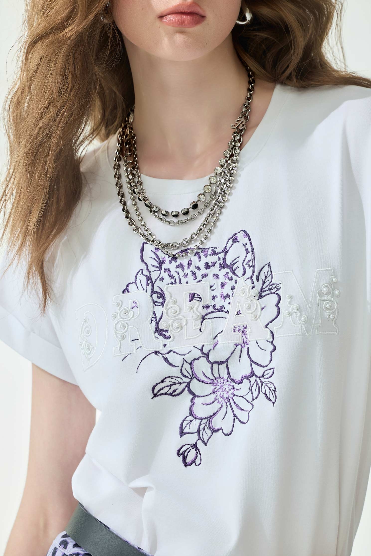 綴紫色豹紋刺繡T恤上衣綴紫色豹紋刺繡T恤上衣,T-Shirt,上衣,刺繡,春夏穿搭,白色上衣,純棉