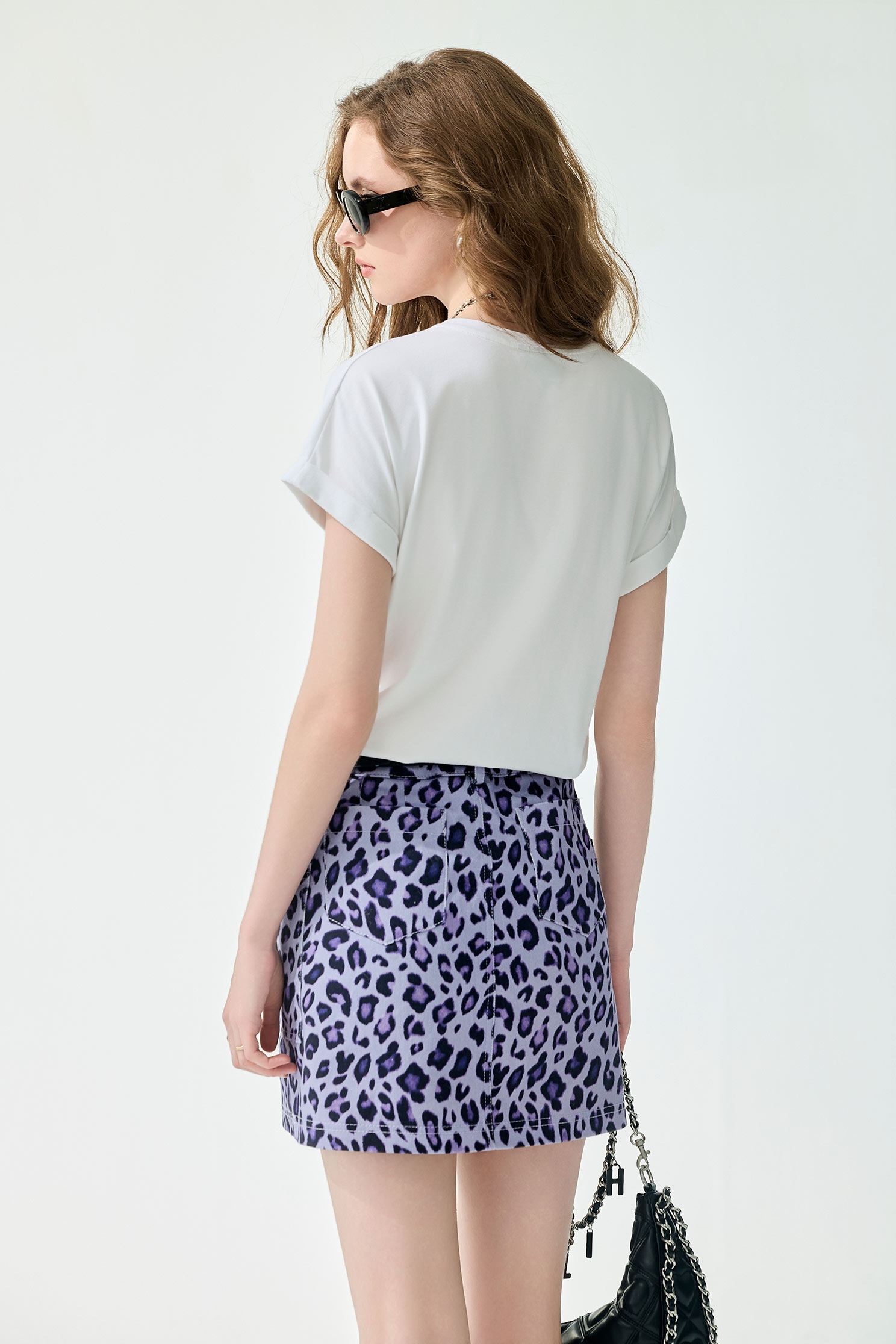 綴紫色豹紋刺繡T恤上衣綴紫色豹紋刺繡T恤上衣,T-Shirt,上衣,刺繡,春夏穿搭,白色上衣,純棉