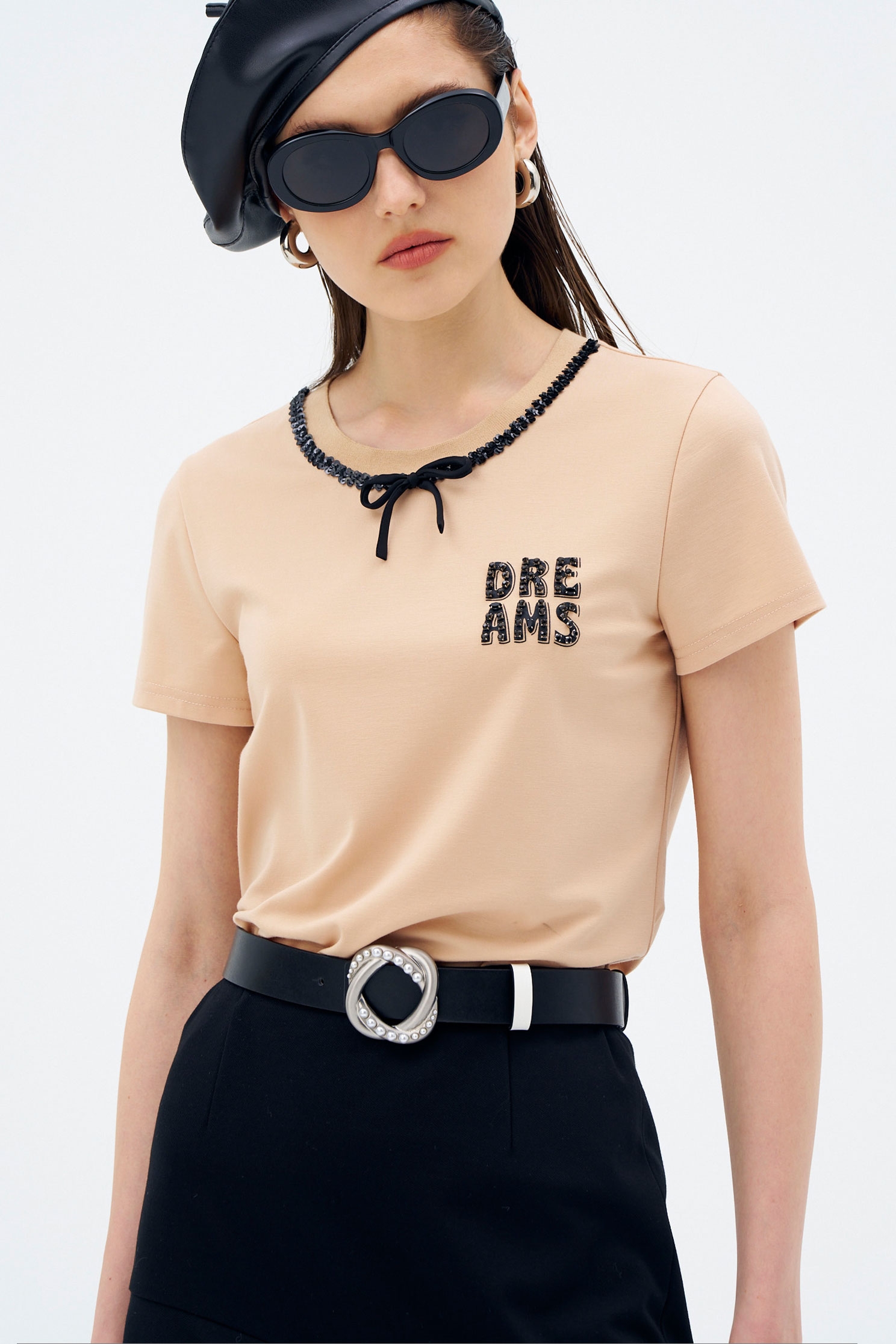 奶油布丁色縫鑽精緻T恤奶油布丁色縫鑽精緻T恤,T恤,上衣,人氣商品,秋冬穿搭,蝴蝶結