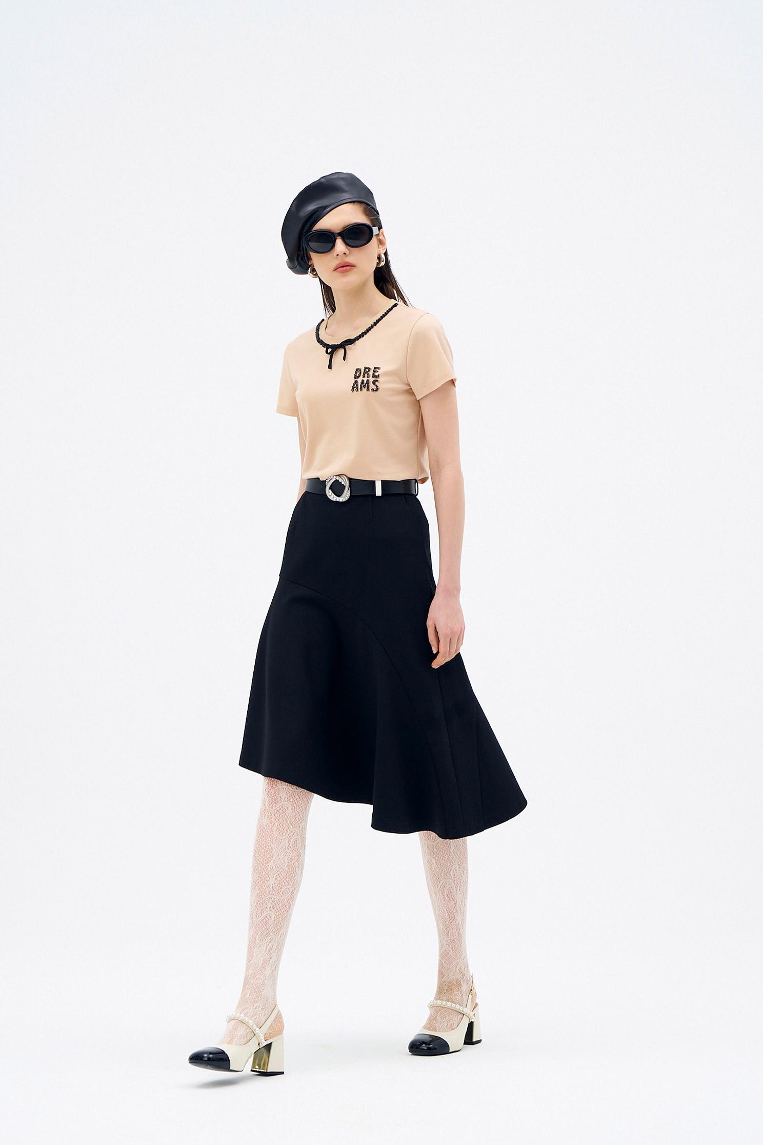 奶油布丁色縫鑽精緻T恤奶油布丁色縫鑽精緻T恤,T恤,上衣,人氣商品,秋冬穿搭,蝴蝶結