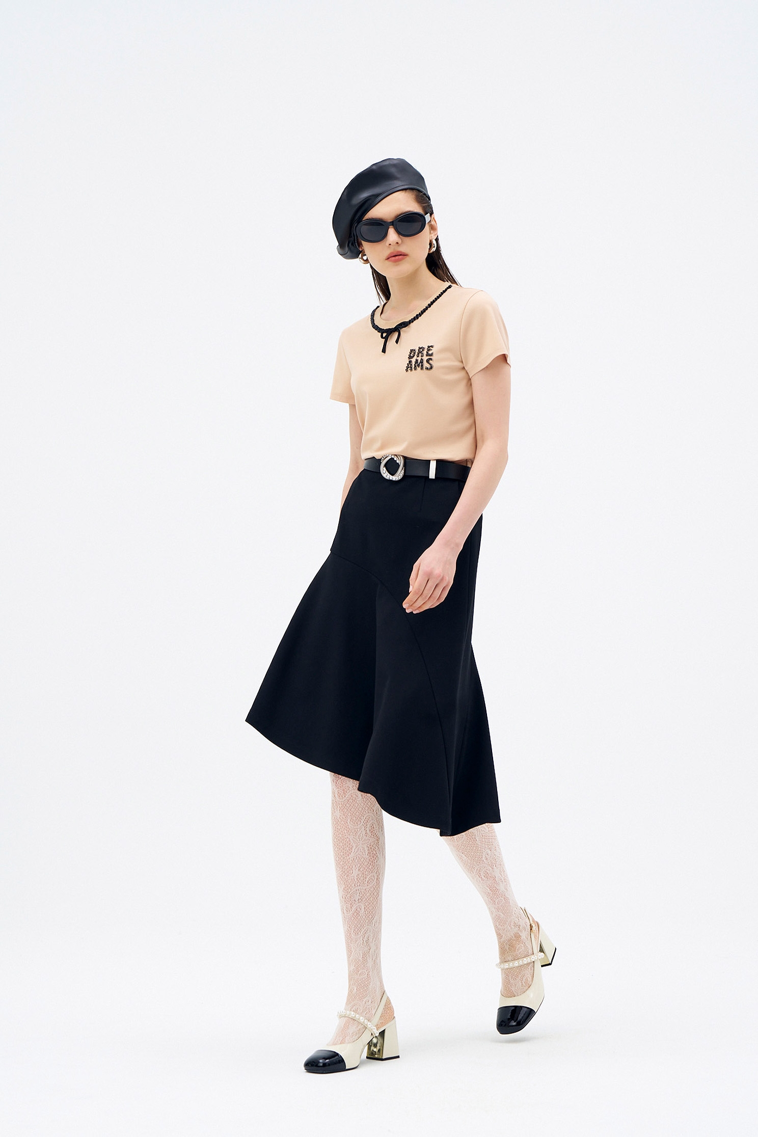 奶油布丁色縫鑽精緻T恤奶油布丁色縫鑽精緻T恤,T恤,上衣,人氣商品,秋冬穿搭,蝴蝶結