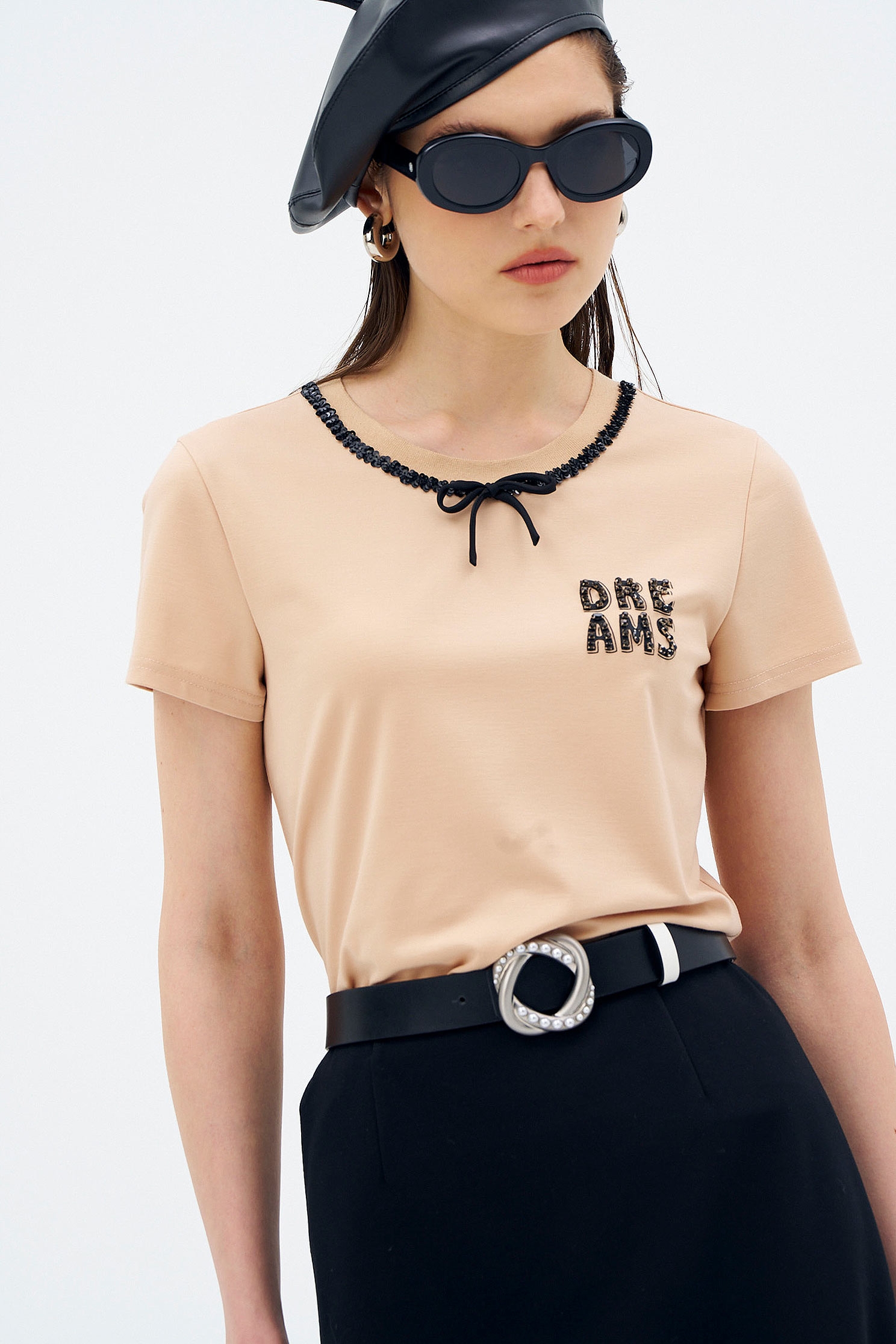 奶油布丁色縫鑽精緻T恤奶油布丁色縫鑽精緻T恤,T恤,上衣,人氣商品,秋冬穿搭,蝴蝶結