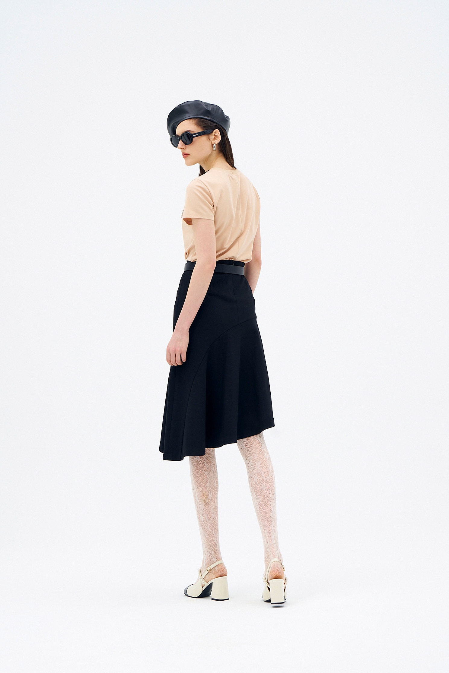 奶油布丁色縫鑽精緻T恤奶油布丁色縫鑽精緻T恤,T恤,上衣,人氣商品,秋冬穿搭,蝴蝶結